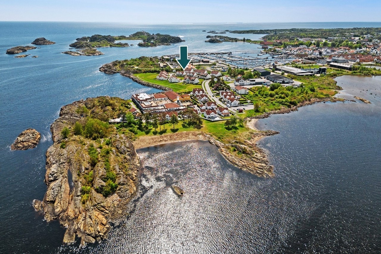 Stavern er kjent for sine sjarmerende smågater med eldre trehusbebyggelse og vakre skjærgårder, noe som gjør det til et populært sted både å bo og feriere. Galleribilde