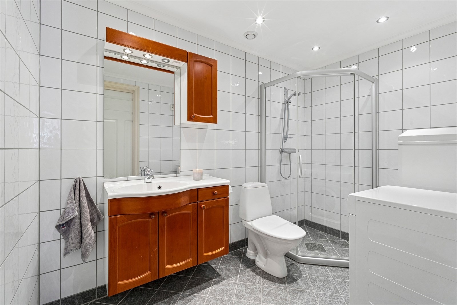 Boligen har to helflisede bad fra byggeåret. Badet i første etasje har dusjhjørne, servant med skapinnredning, opplegg til vaskemaskin, varmtvannstank, samt toalett. Galleribilde