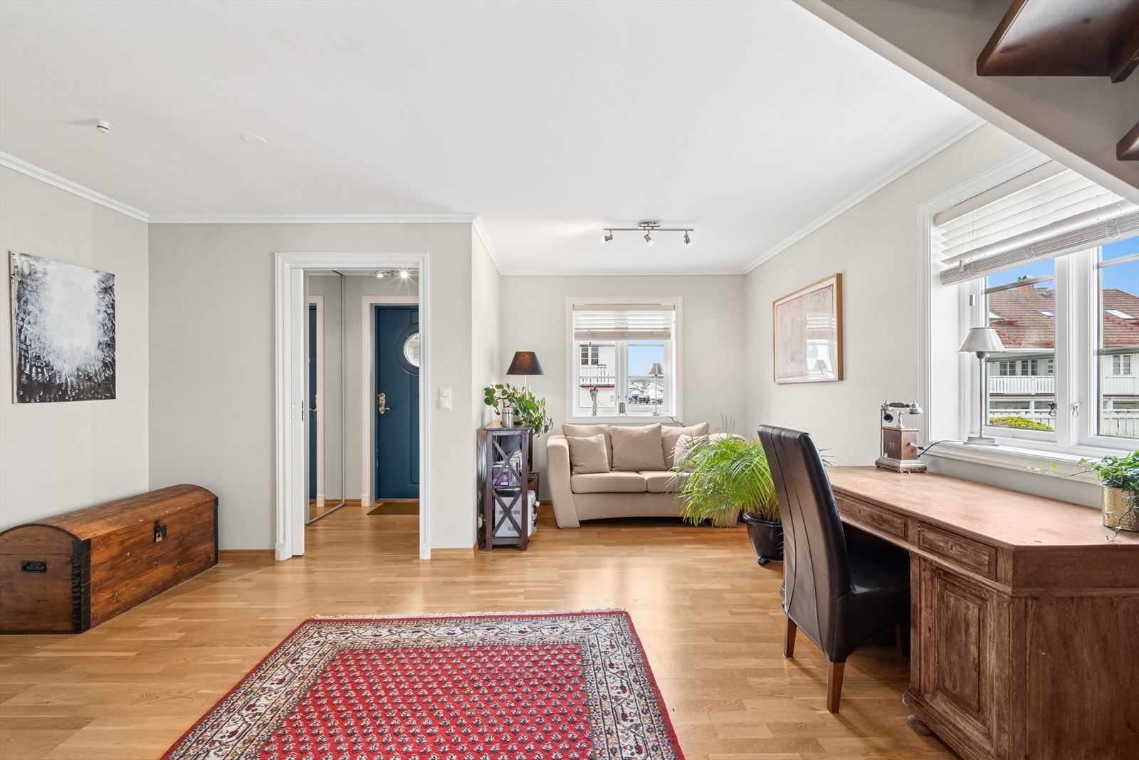 Boligen har en svært romslig entré/hall. Galleribilde