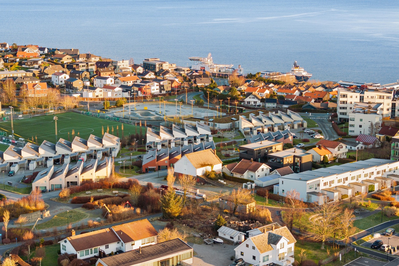Her tilbys fotballbaner, skatepark, flerbruksområder og treningssenter, i tillegg til nærliggende idrettshaller og bydelens populære hundepark. Galleribilde
