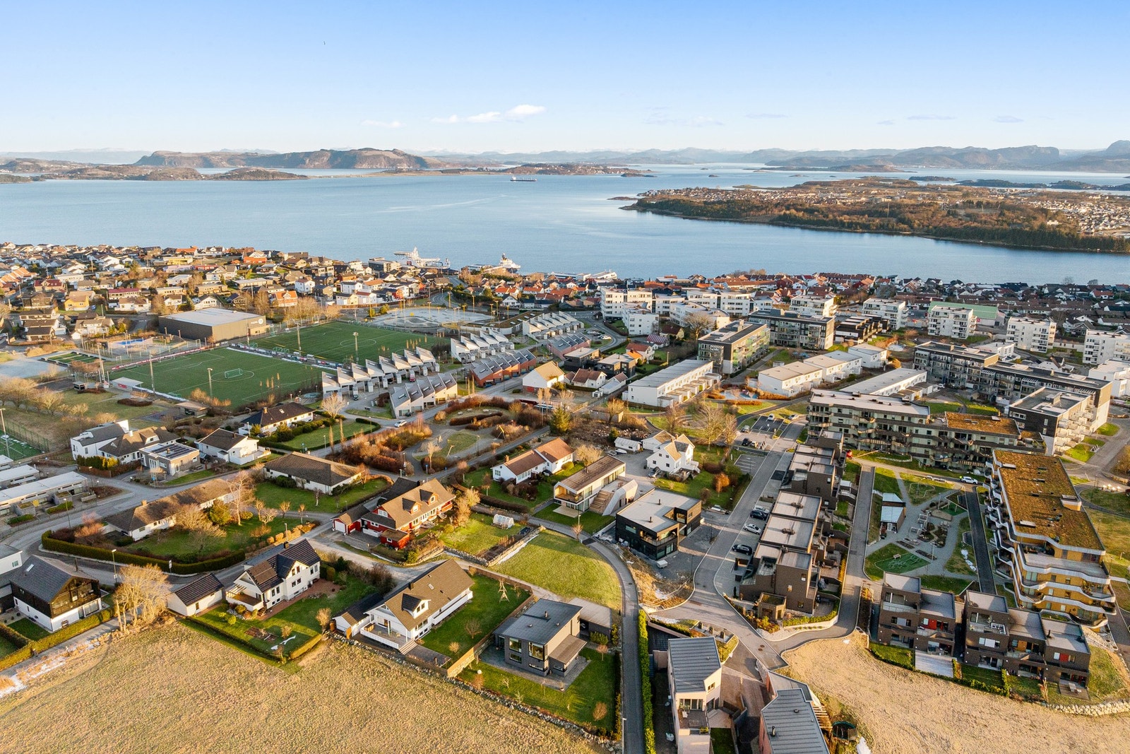 For barnefamilier ligger tomten svært sentralt til skolene i bydelen. Tasta skole, Teinå skole og Tastarustå ungdomsskole ligger innenfor trygg gang- eller sykkelavstand. Galleribilde