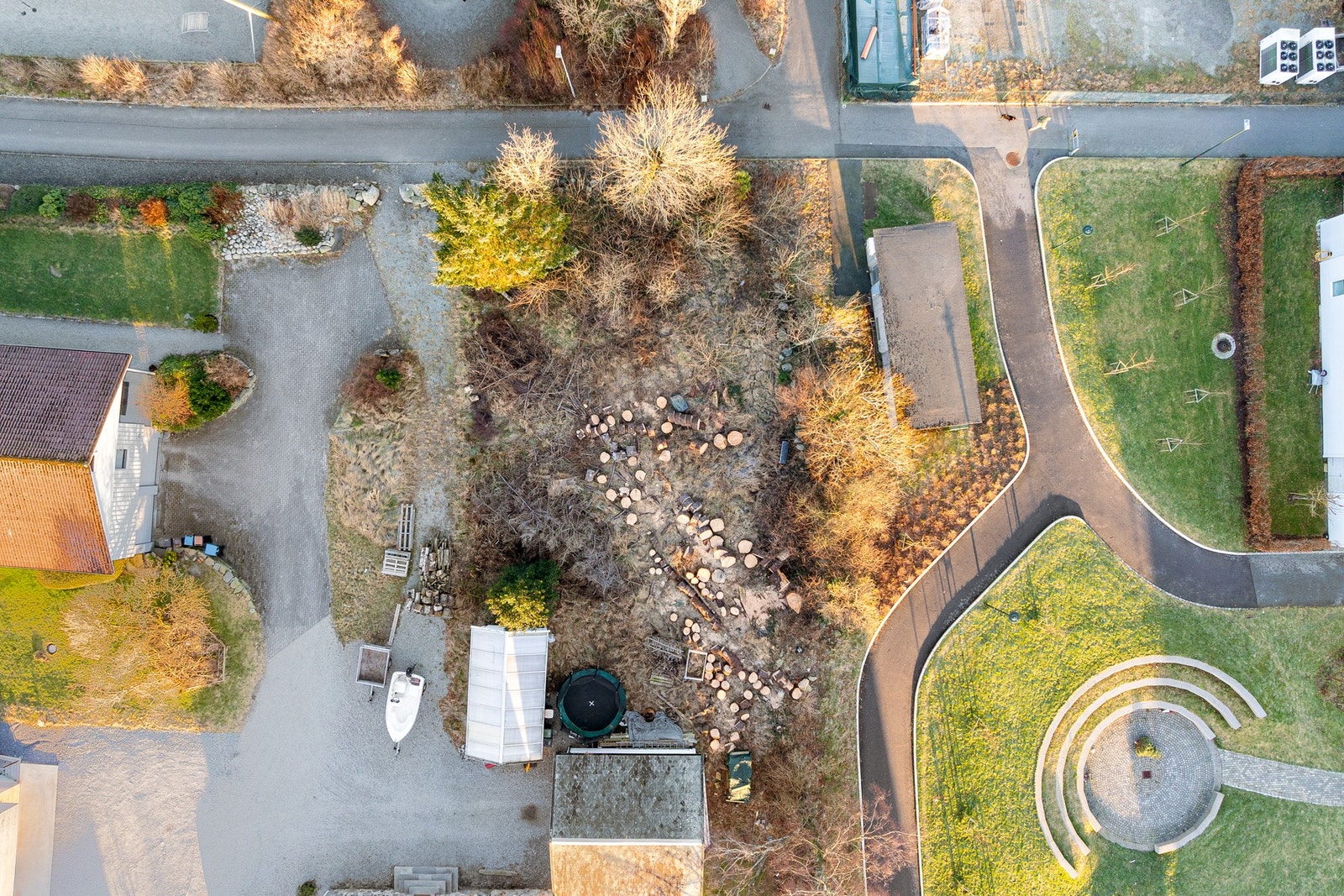 Fra eiendommen er det kort gangavstand til skoler, barnehager, kjøpesenter, busstopp med mer, så her har du alt du trenger så og si like utenfor døren. Galleribilde