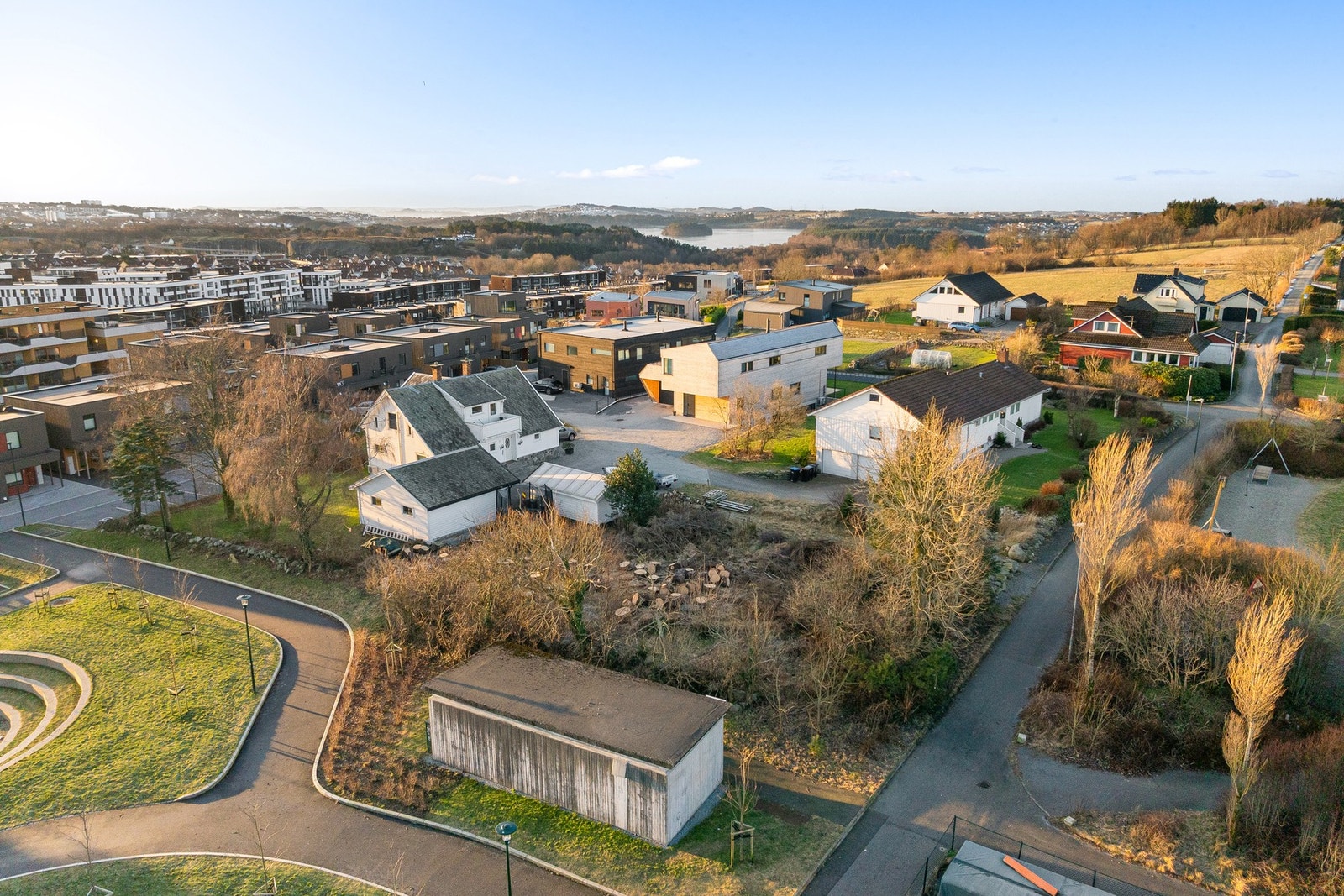I tillegg er det store friområder i nabolaget, noe som gir rikelig med boltreplass for de minste, og det er umiddelbar nærhet til idrettsanlegg. Galleribilde