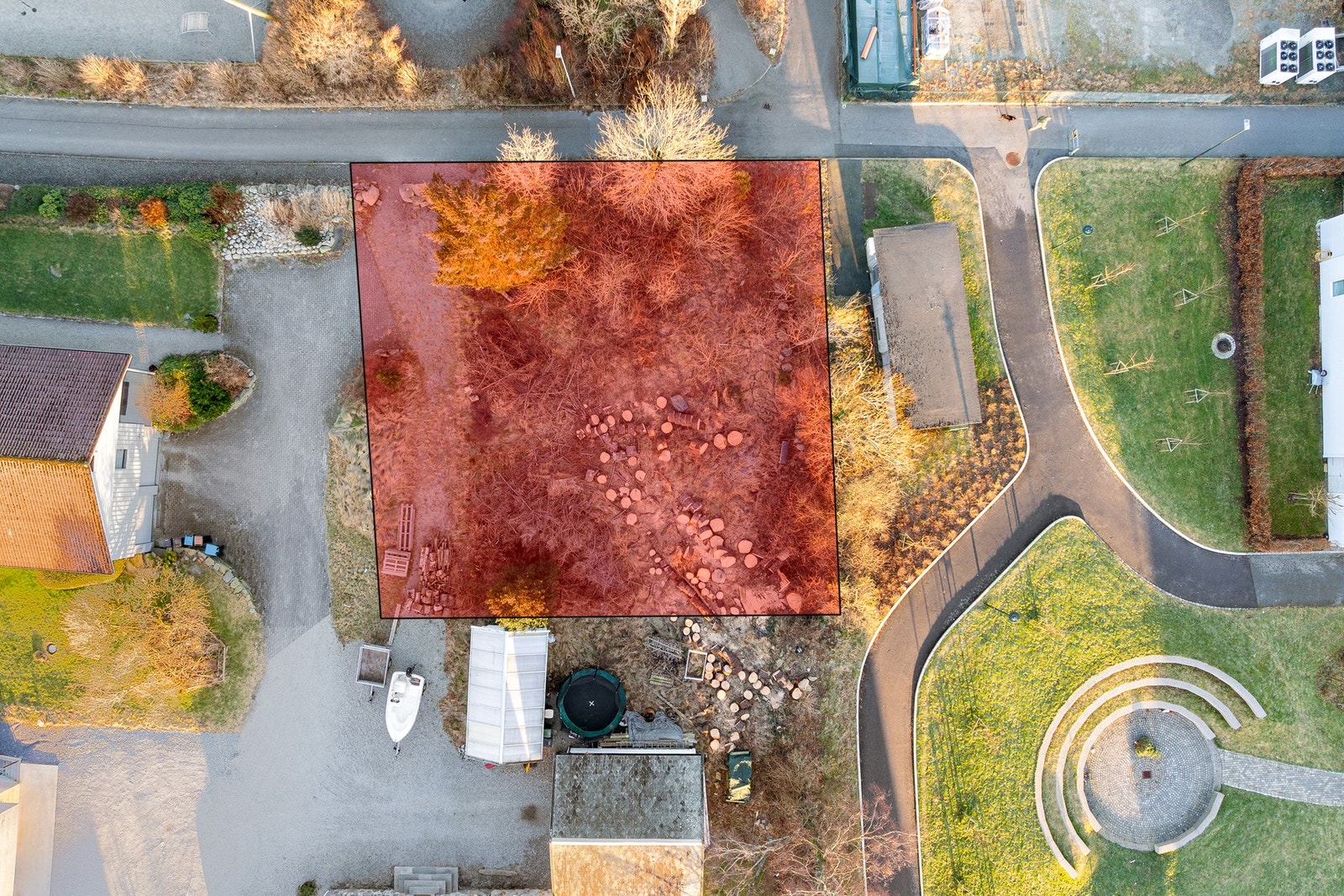 Gnr. 28 Bnr. 3662 kan, i henhold til reguleringsplanen, bebygges med 1 boligbygg. Tomten er uten byggeklausul, så her kan man bygge fritt innenfor reguleringsplanens bestemmelser. Galleribilde