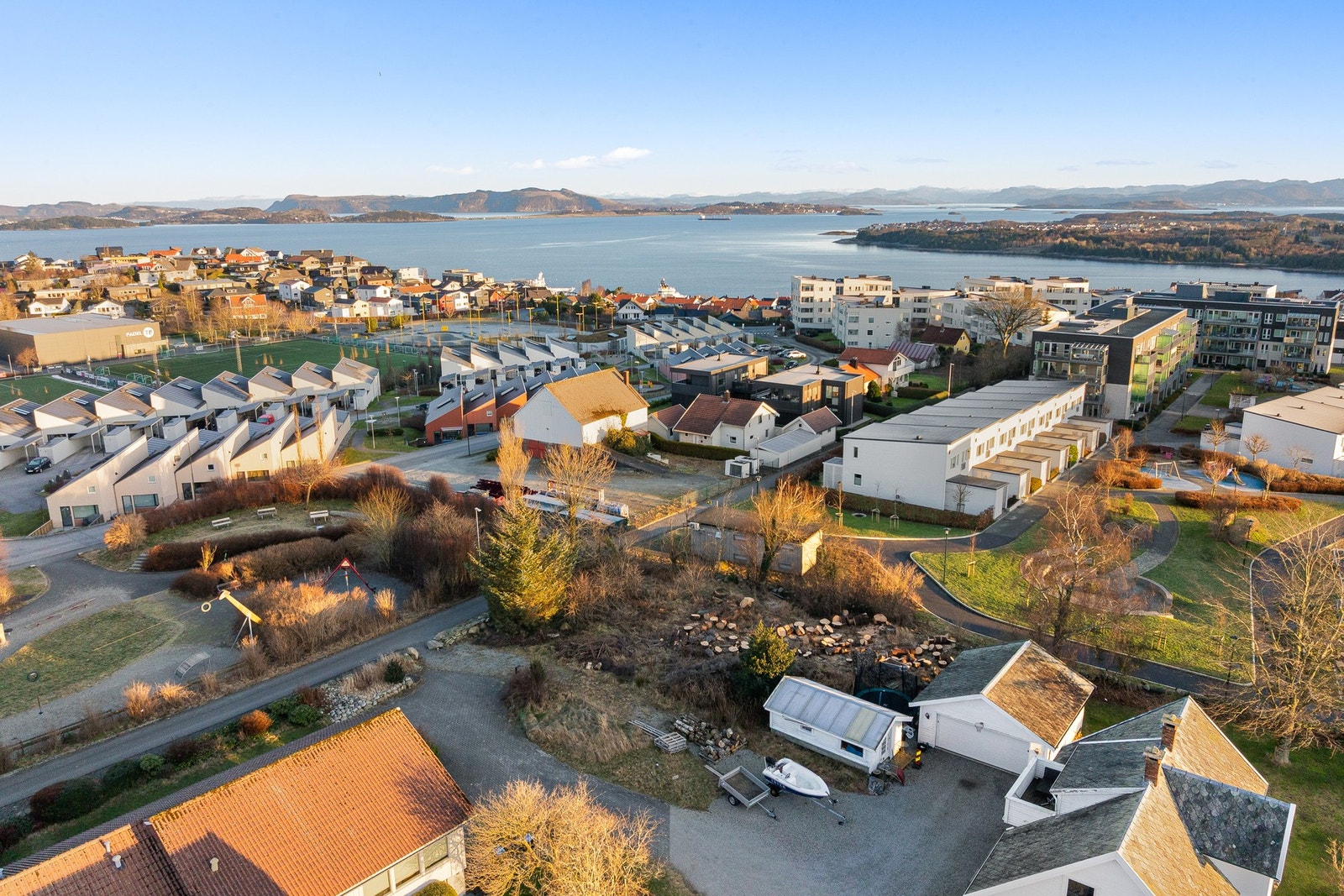 Boligen: Boligens bebygde areal kan være inntil 35 % av tomtens nettoareal hvor ikke annet er begrenset av byggelinjer/soner eller plankart. Galleribilde