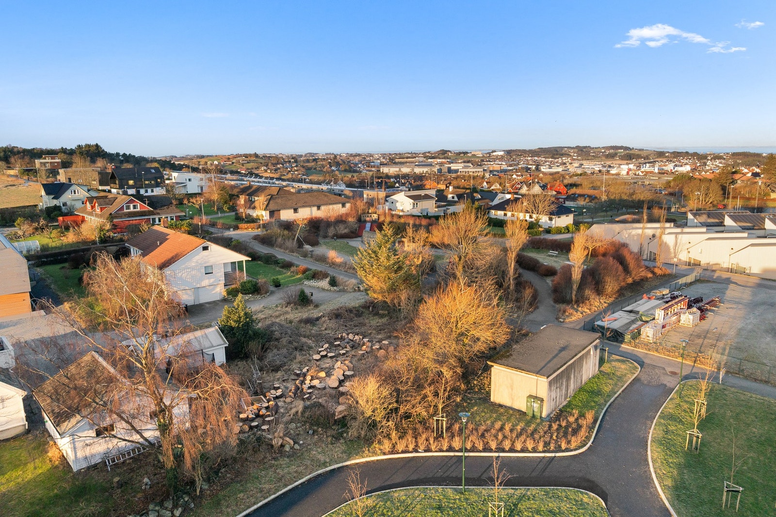 I et etablert og barnevennlig nabolag på Tasta i Stavanger selges det nå en solrik tomt på 601 kvm. Galleribilde