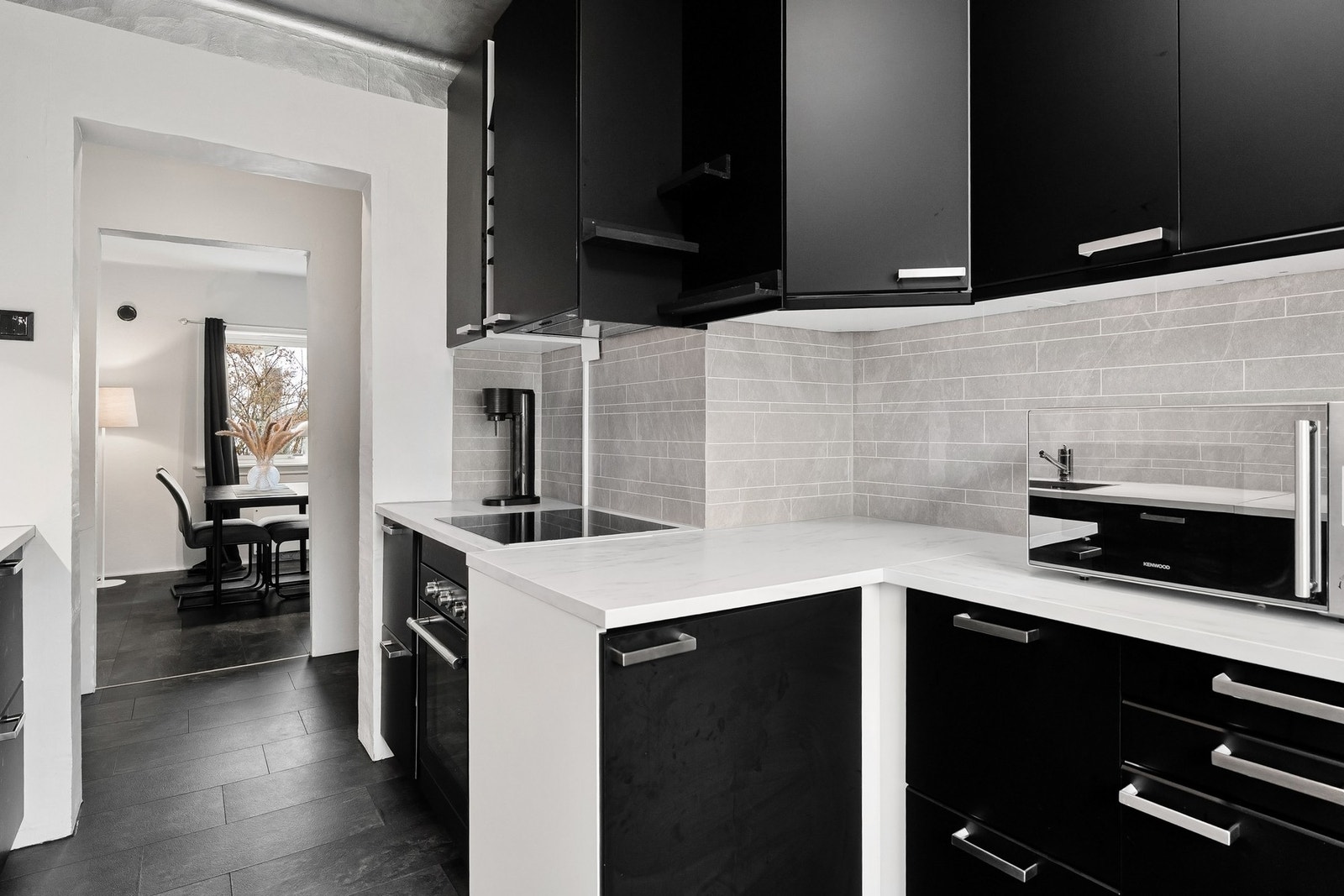 Det er godt med både skapplass og arbeidsflate på kjøkkenet. Galleribilde