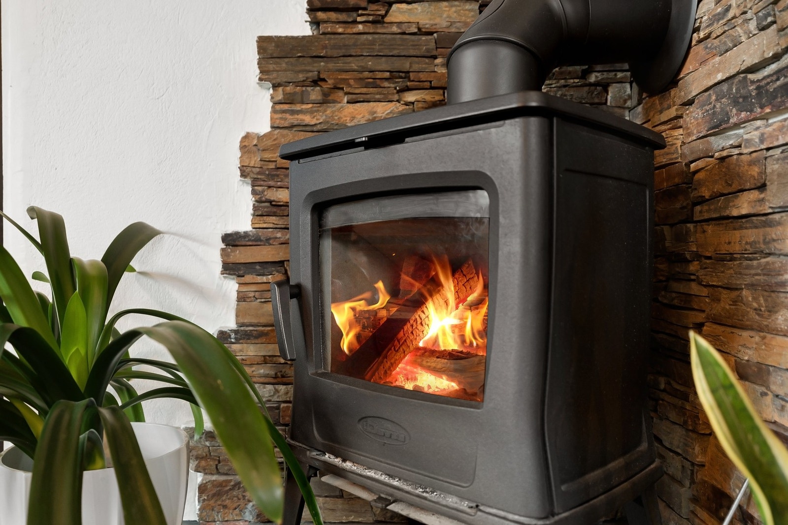 Det er peis i stuen. Galleribilde