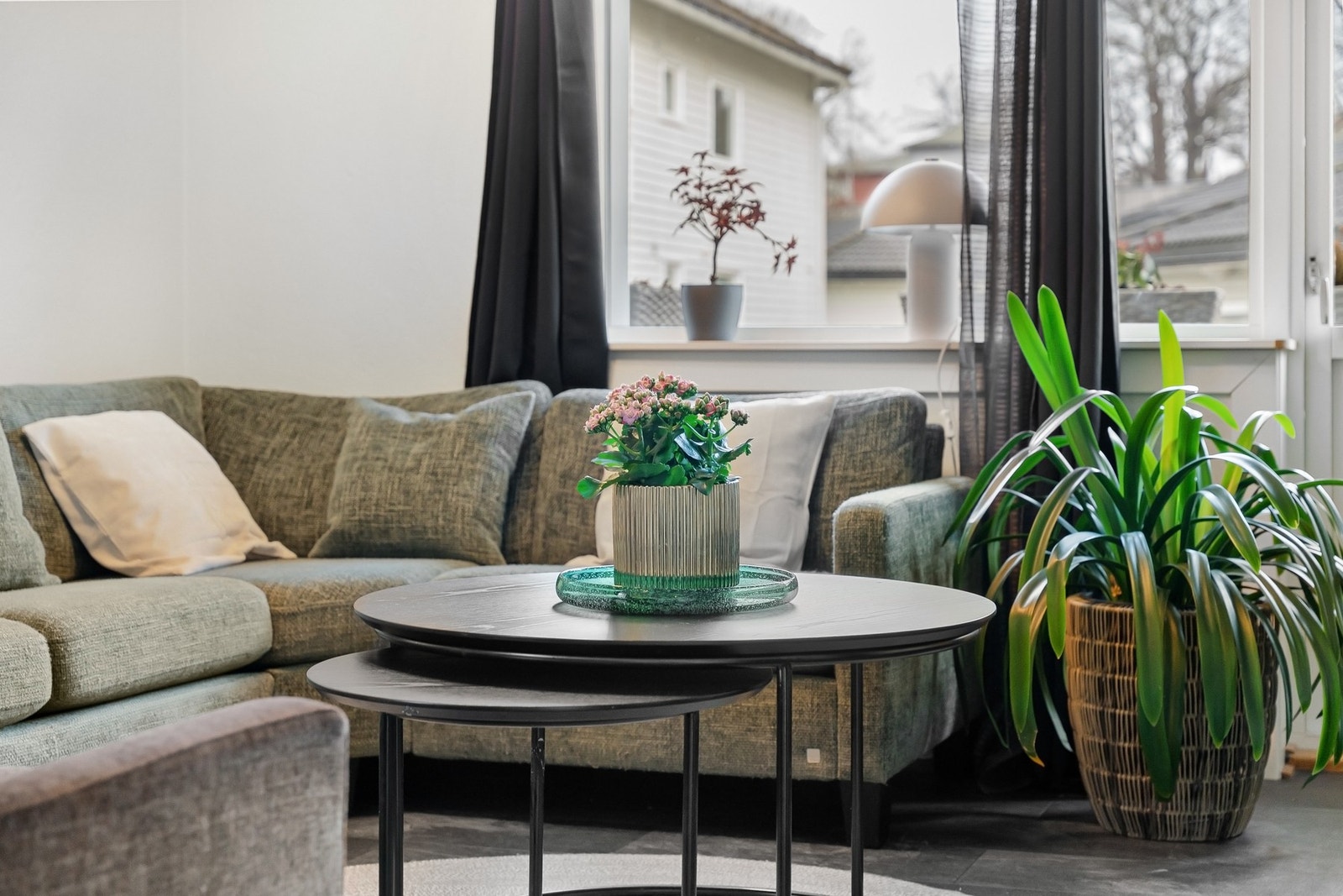 Fra stuen er det direkte utgang til balkong. Galleribilde