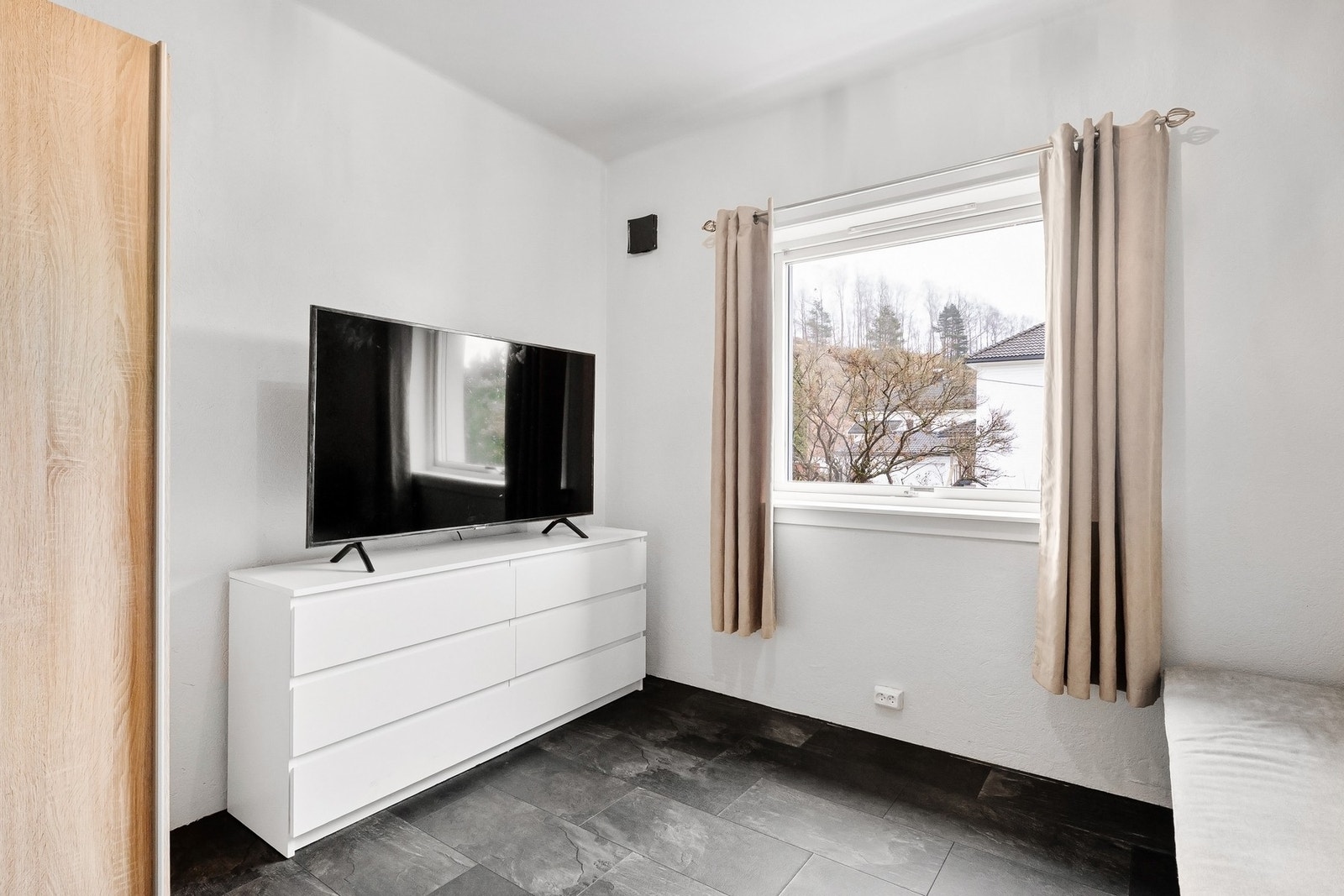 Plass til seng, kommode og garderobeskap. Galleribilde