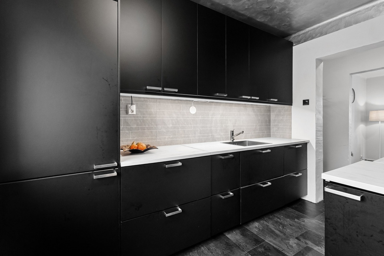 Kjøkken med slette fronter i sort utførelse. Galleribilde