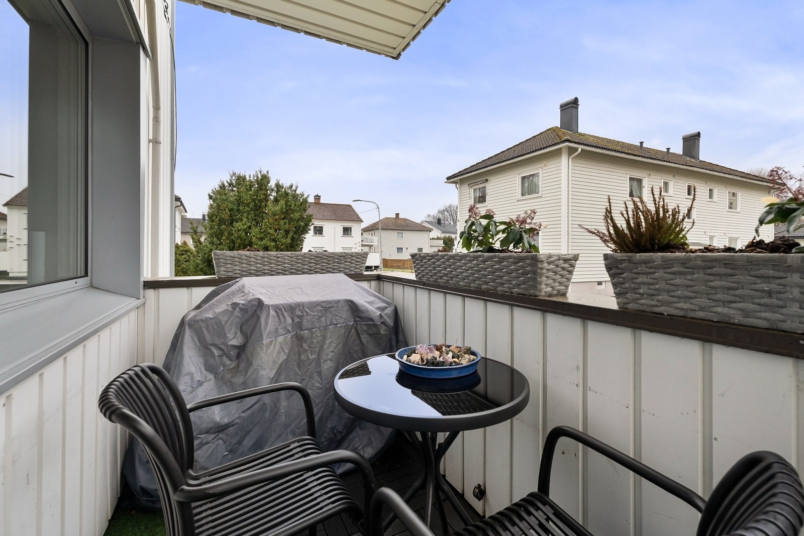 Solrik balkong med plass til cafésett. Galleribilde