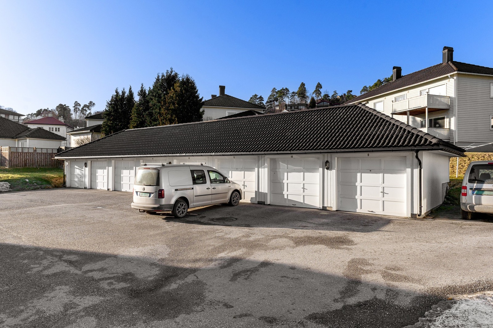 Plass i fellesgarasje og gjesteparkering. Galleribilde