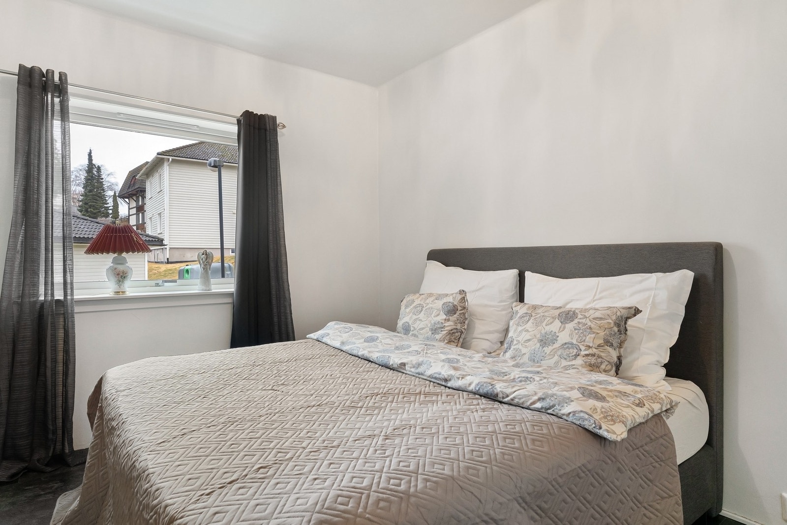 Hovedsoverom med plass til dobbeltseng og garderobeskap. Galleribilde