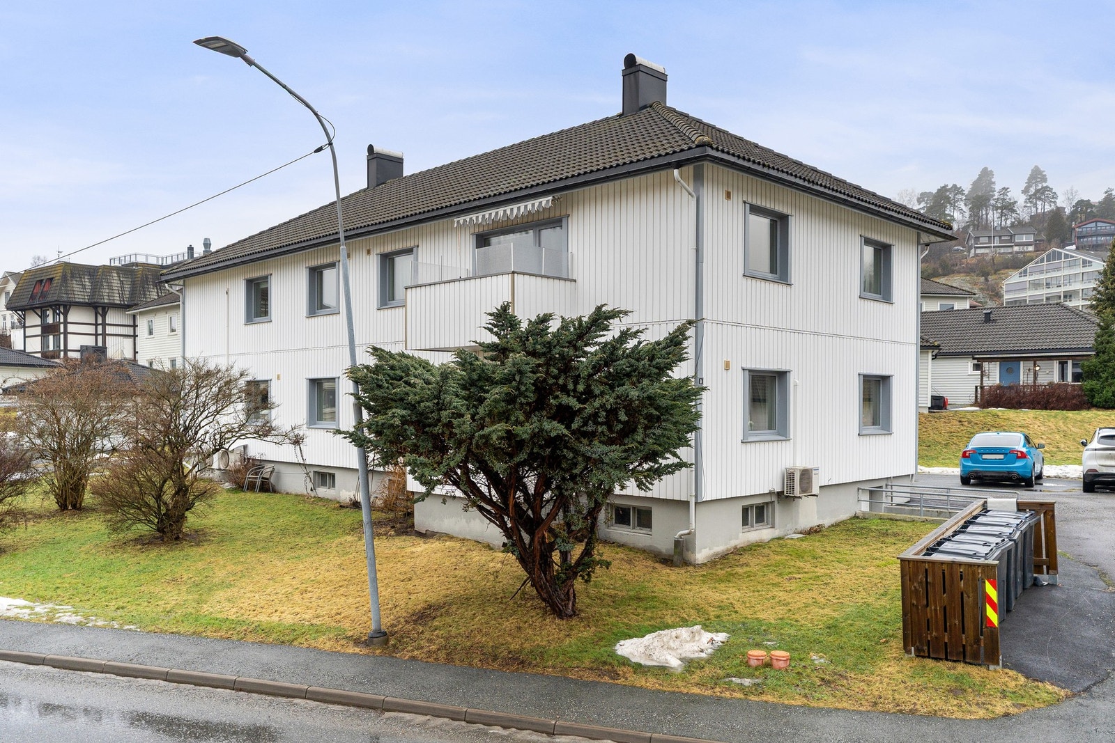 Biloppstillingsplass på utsiden. Galleribilde