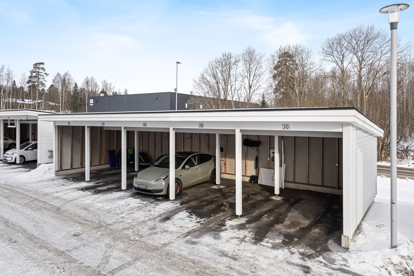 Med leiligheten følger egen carportplass Galleribilde