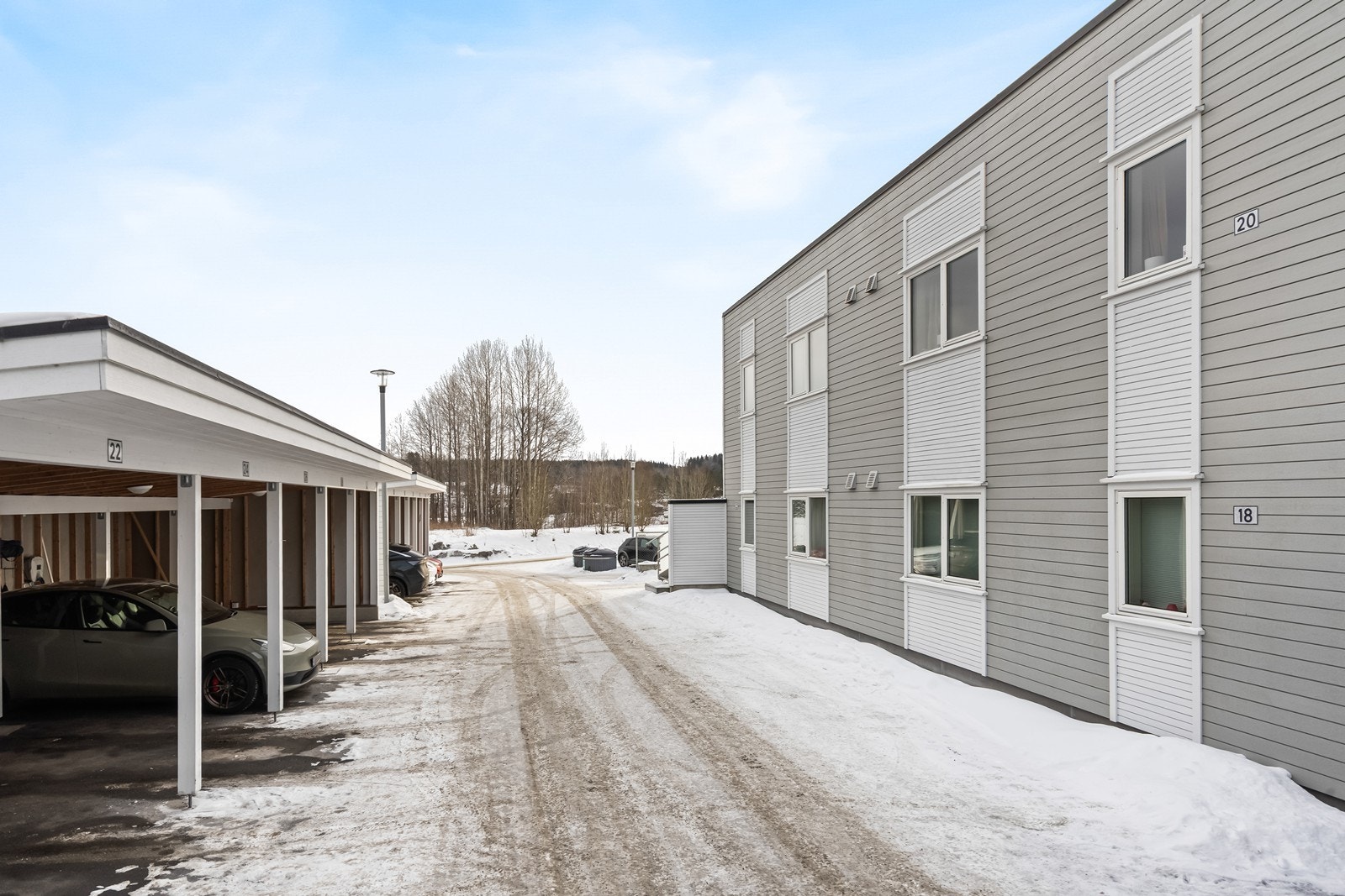 Carporten ligger praktisk til, rett ved leiligheten Galleribilde