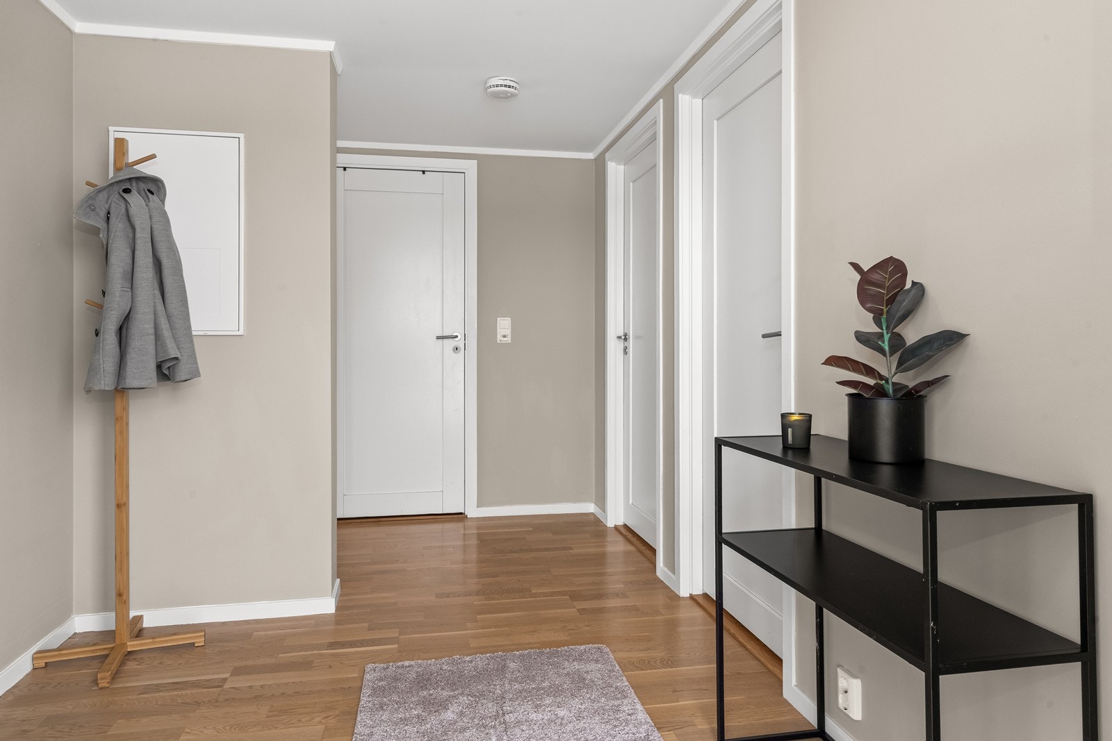 Åpen og innbydende gang med god romfølelse Galleribilde