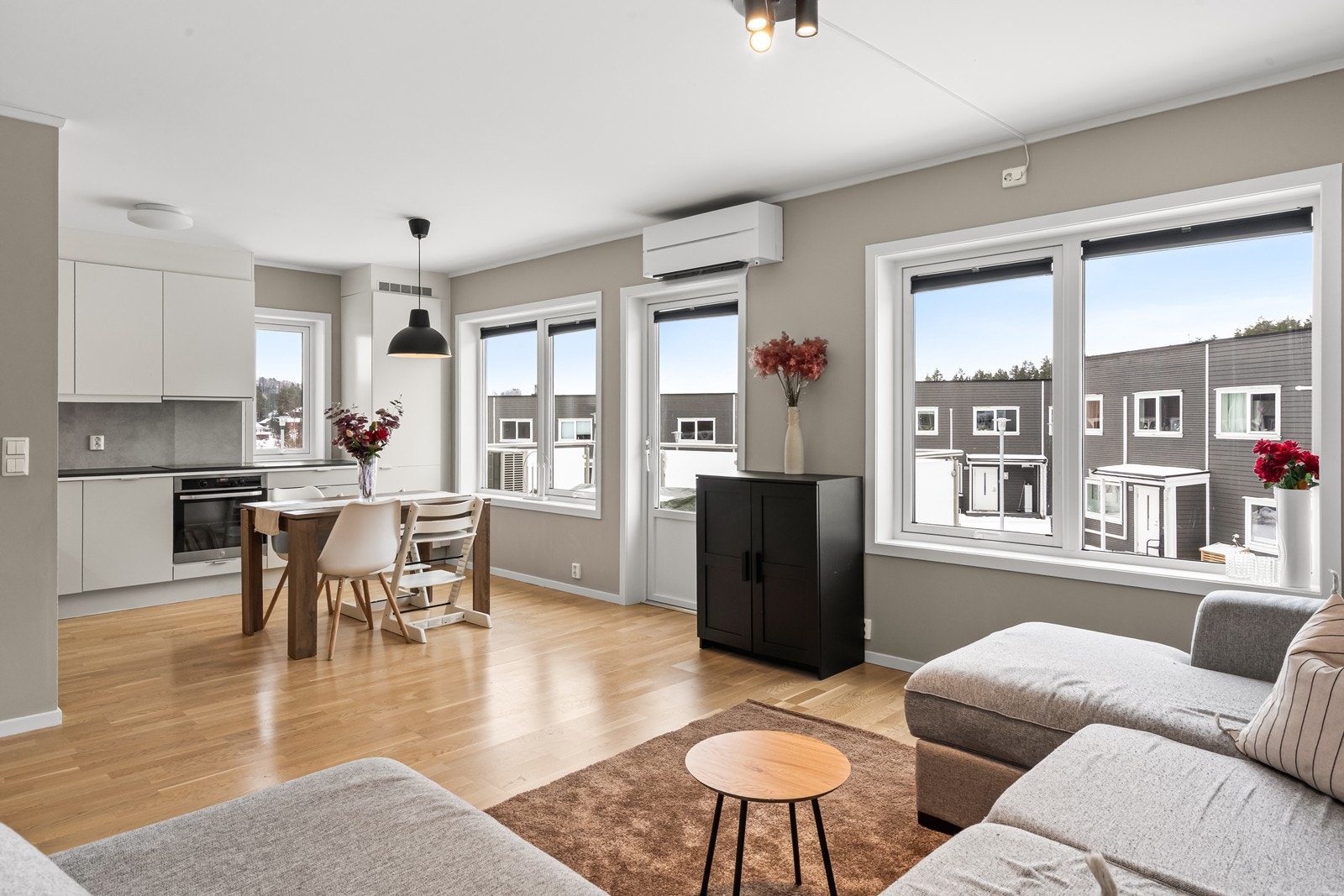 Åpen løsning mellom kjøkken og stue som skaper en luftig og romslig følelse Galleribilde