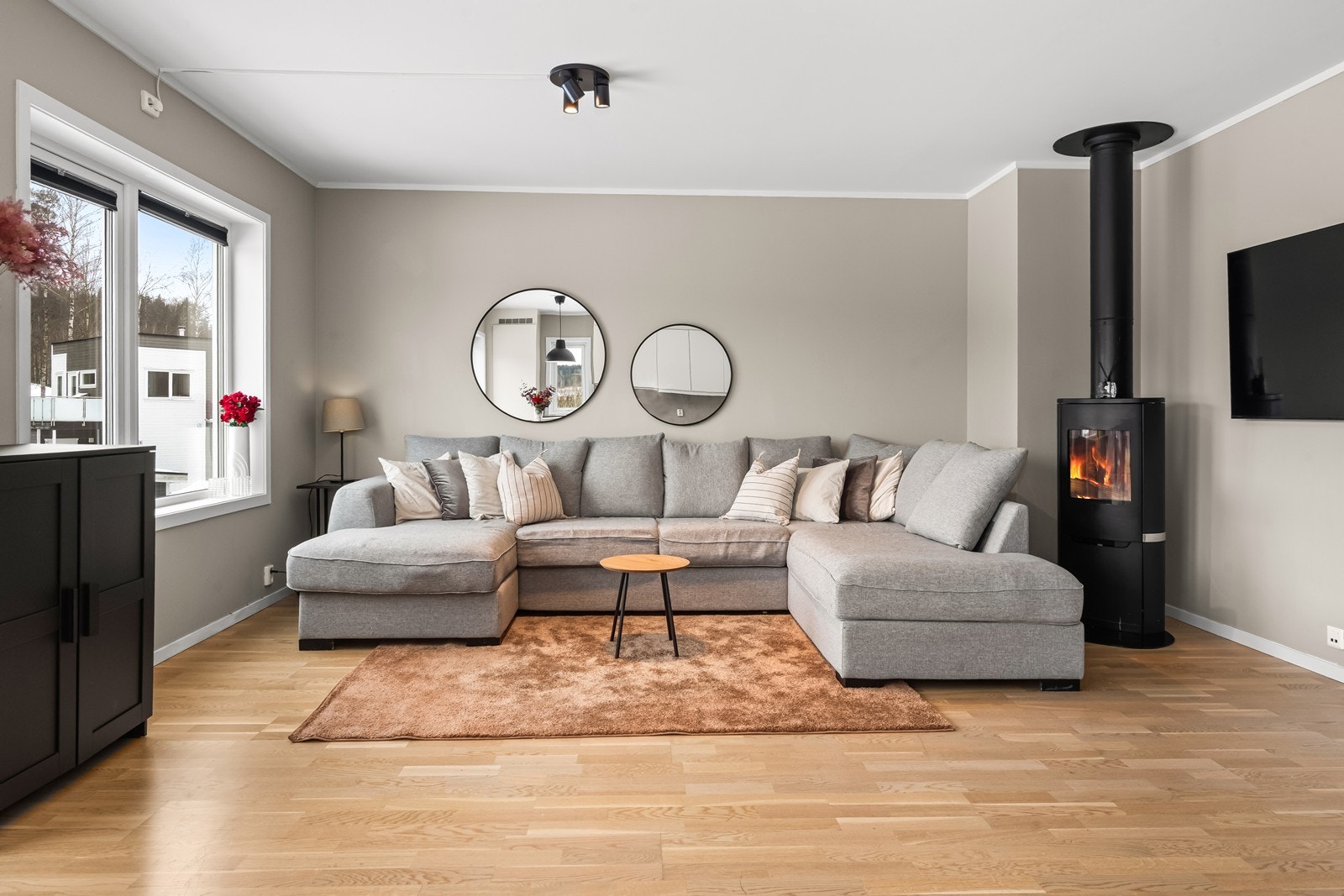 Innbydende stue med peis som skaper en lun og hyggelig atmosfære Galleribilde