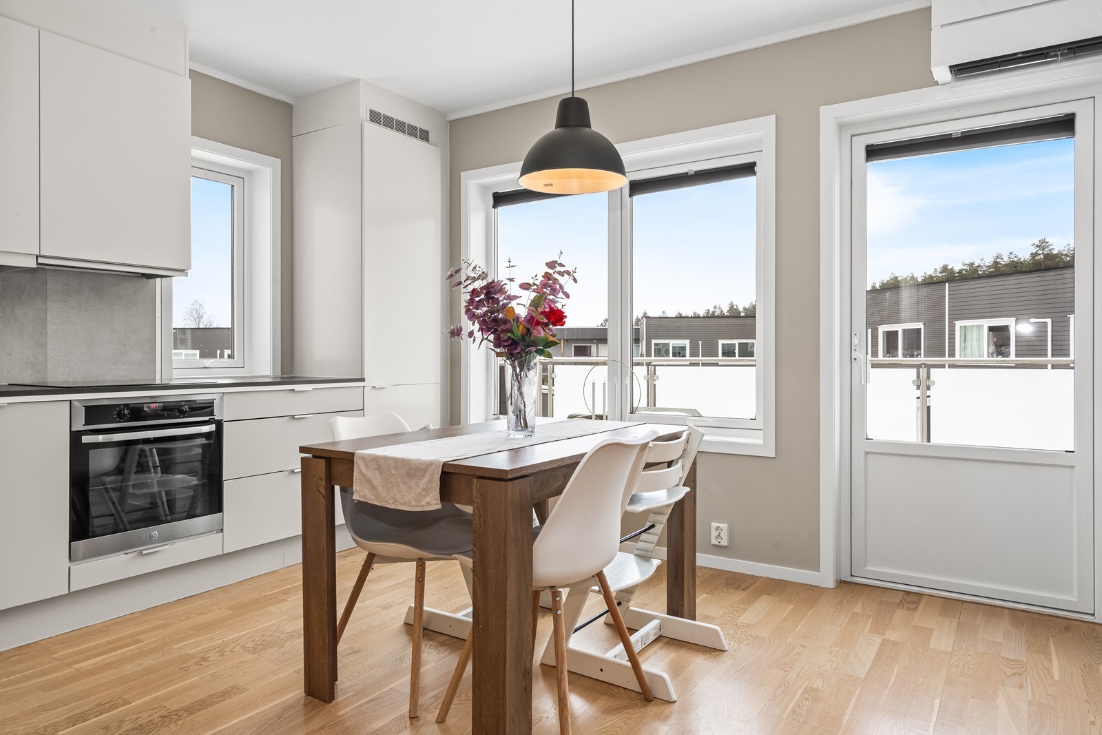 Kjøkkenet har rikelig med naturlig lys og er utstyrt med varmepumpe Galleribilde