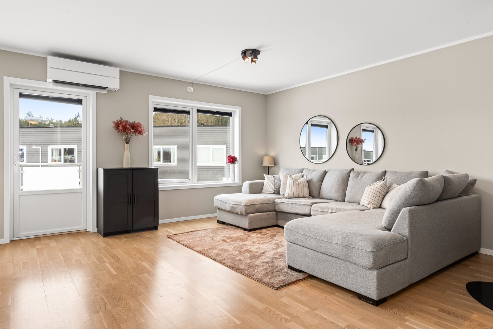 Lys og romslig stue med direkte utgang til solrik og sørvendt balkong Galleribilde