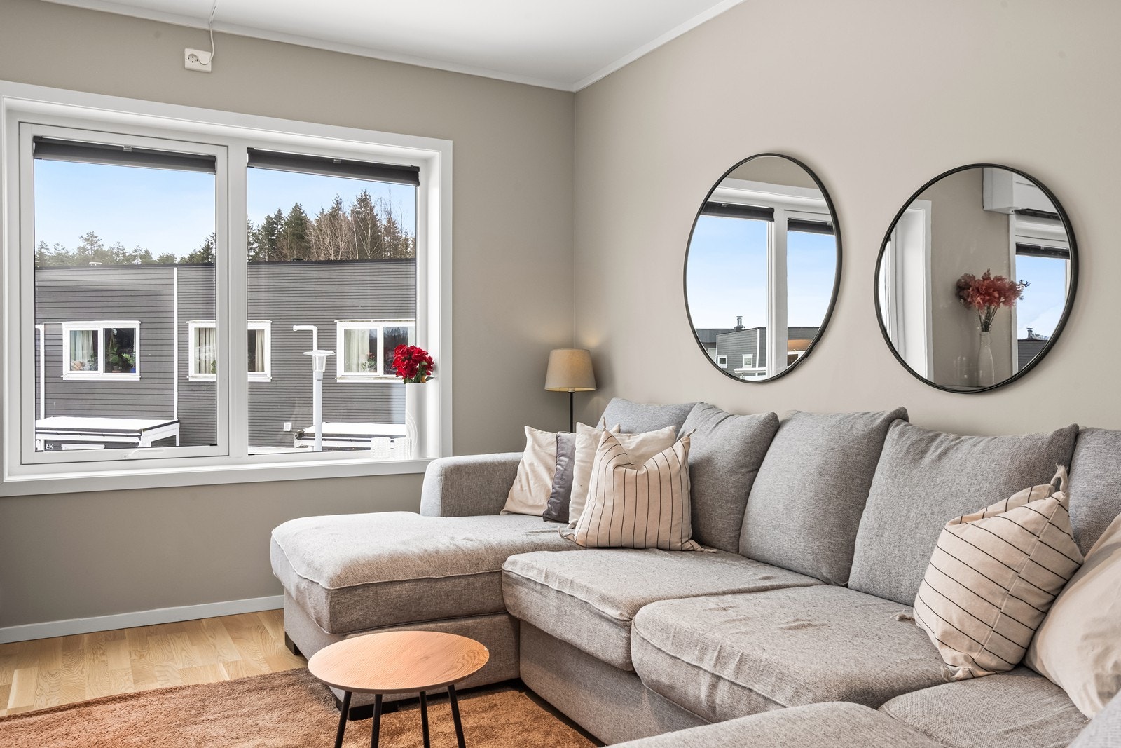 Stuen byr på rikelig med naturlig lys fra store vindusflater Galleribilde