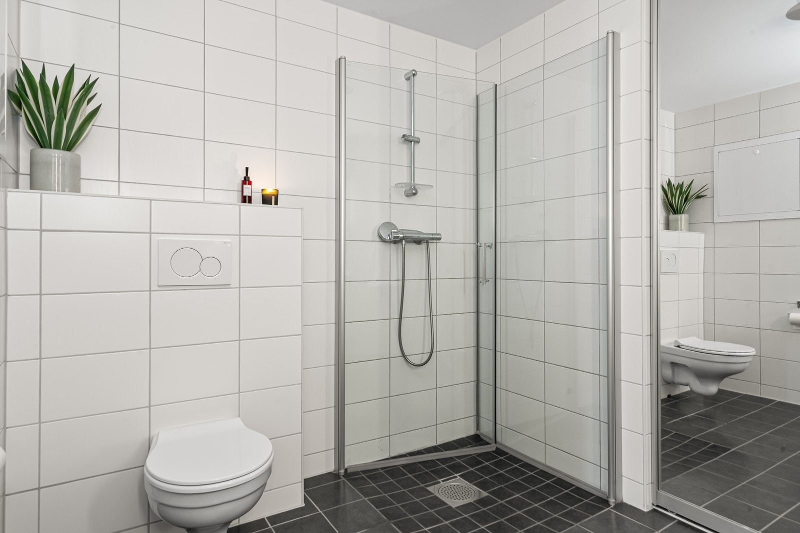 Lyst og fint bad med varmekabler for ekstra komfort Galleribilde