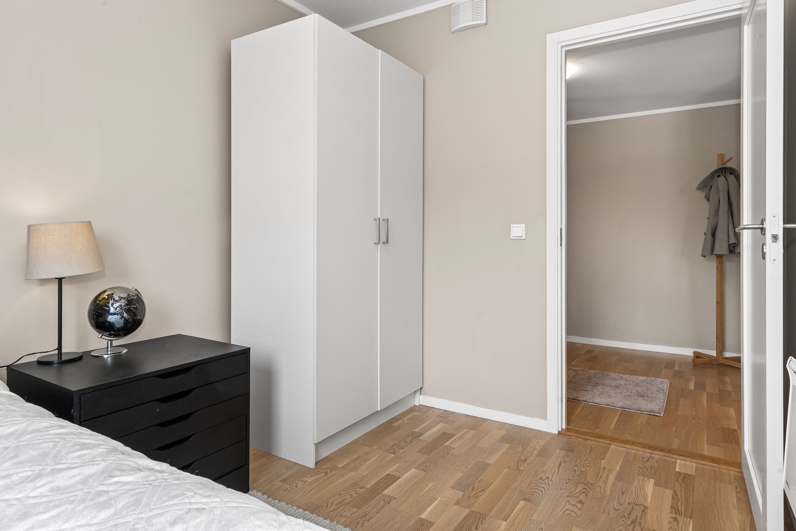 Soverommet har fine moderne overflater Galleribilde