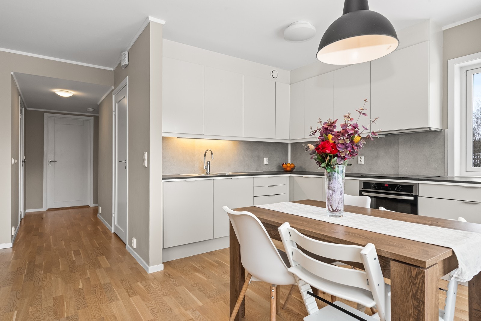 Kjøkkenet har godt med skap- og benkeplass Galleribilde