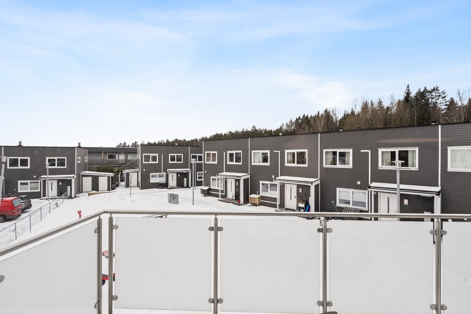 Fra balkongen er det god utsikt over nabolaget, tunet og lekeplassen Galleribilde