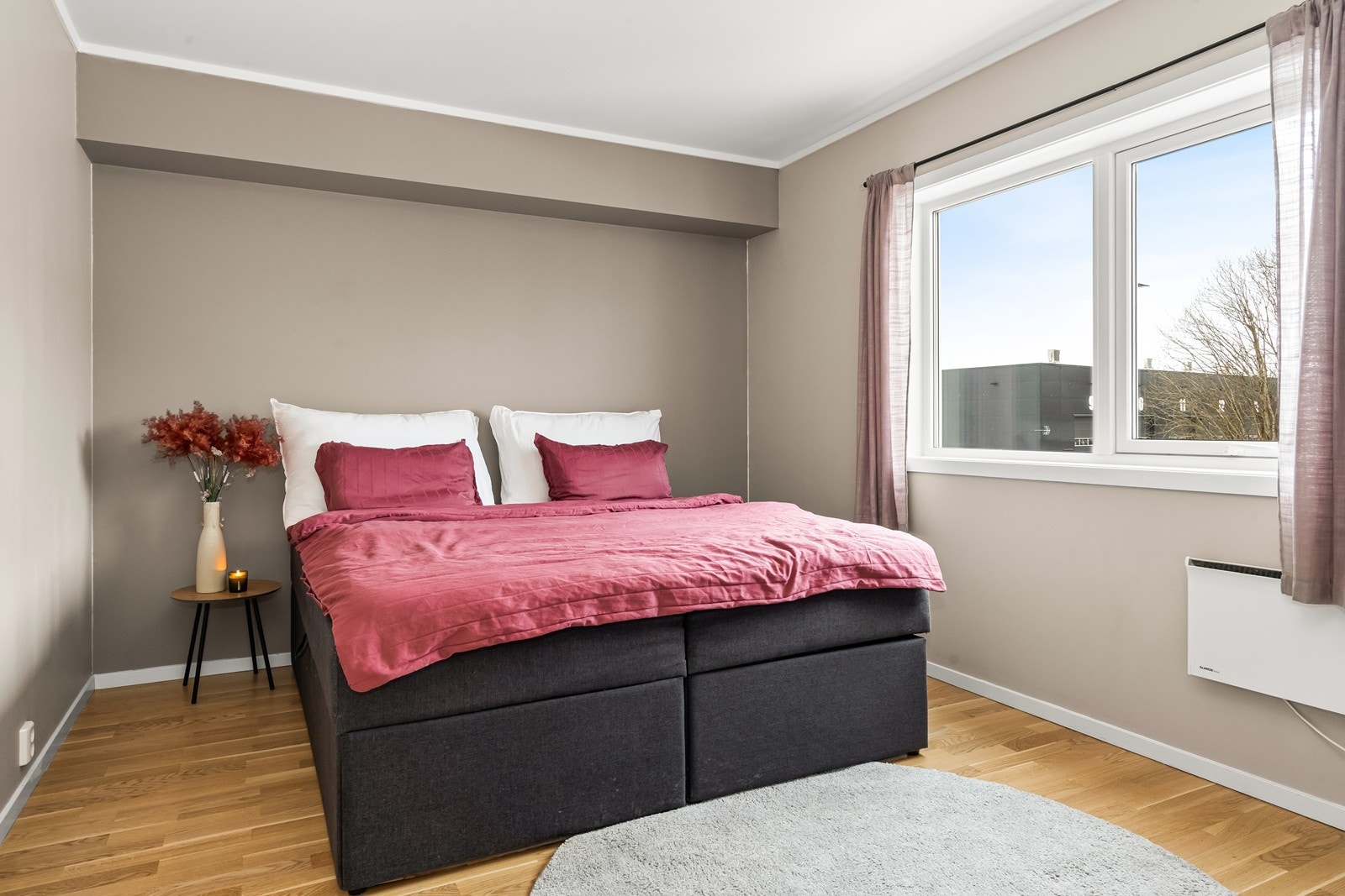 Hovedsoverommet har god plass til dobbeltseng og rikelig med naturlig lys Galleribilde