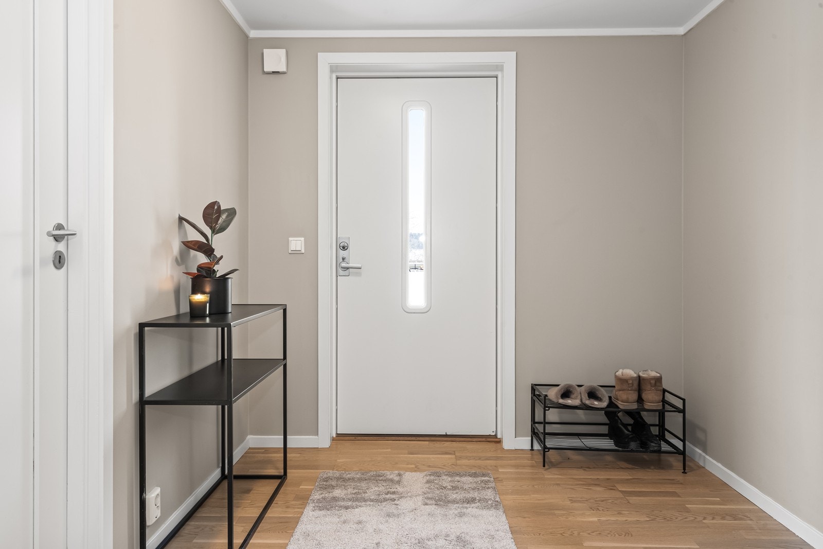 Romslig inngangsparti med plass til både oppbevaring og pynt Galleribilde