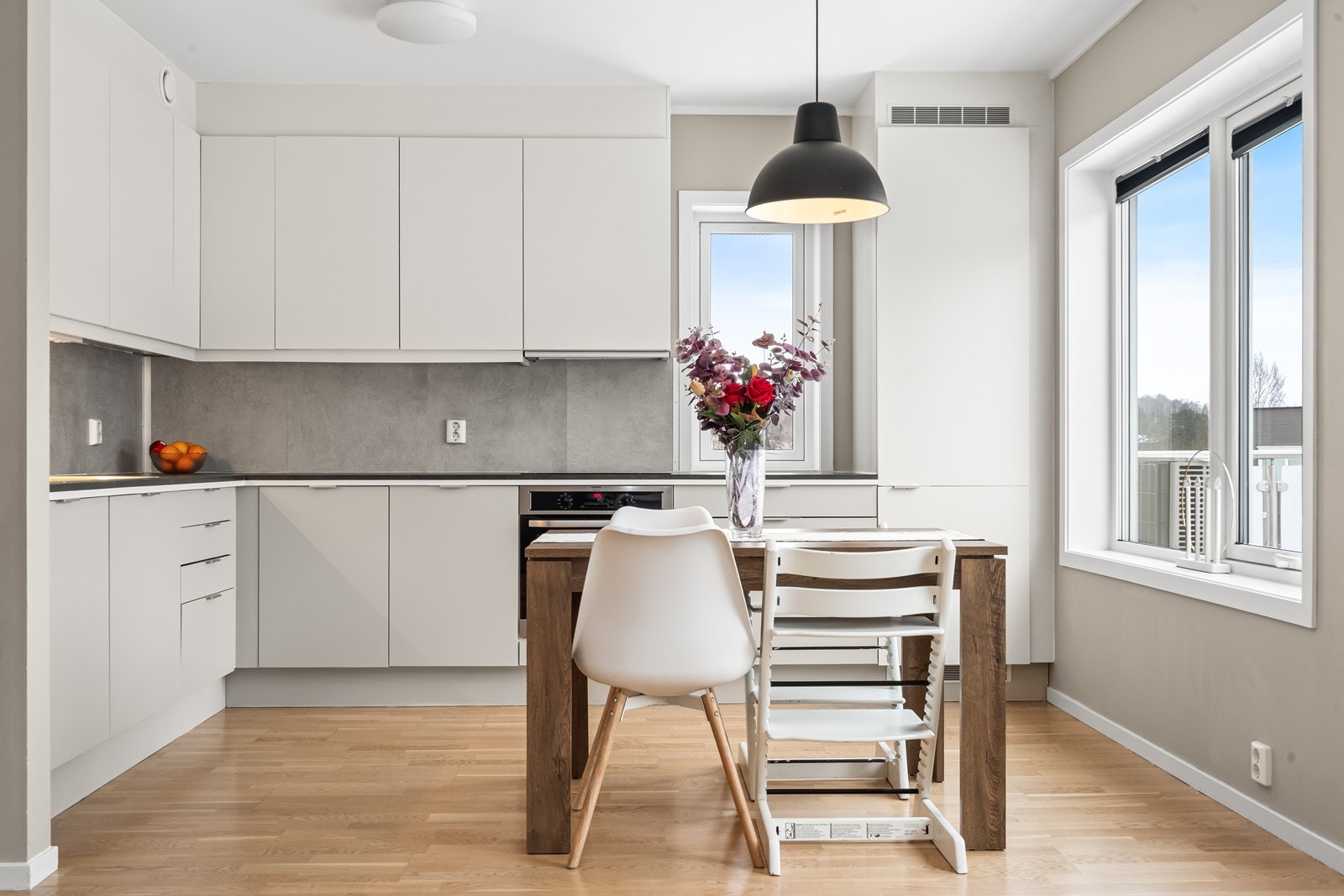 Lyst og moderne HTH-kjøkken med stilrent design Galleribilde