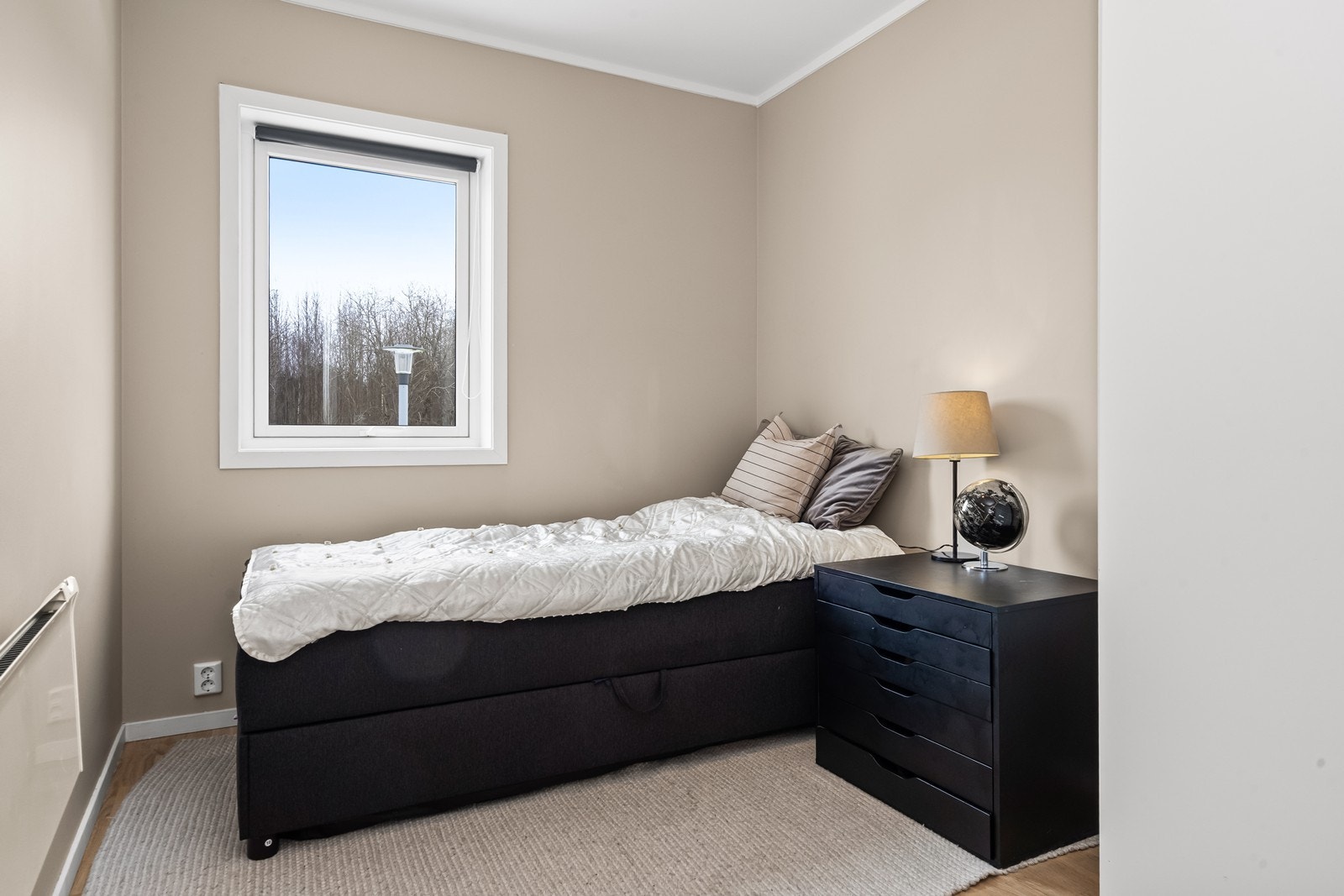 Soverom 2 er innbydende og praktisk med plass til seng og garderobe Galleribilde