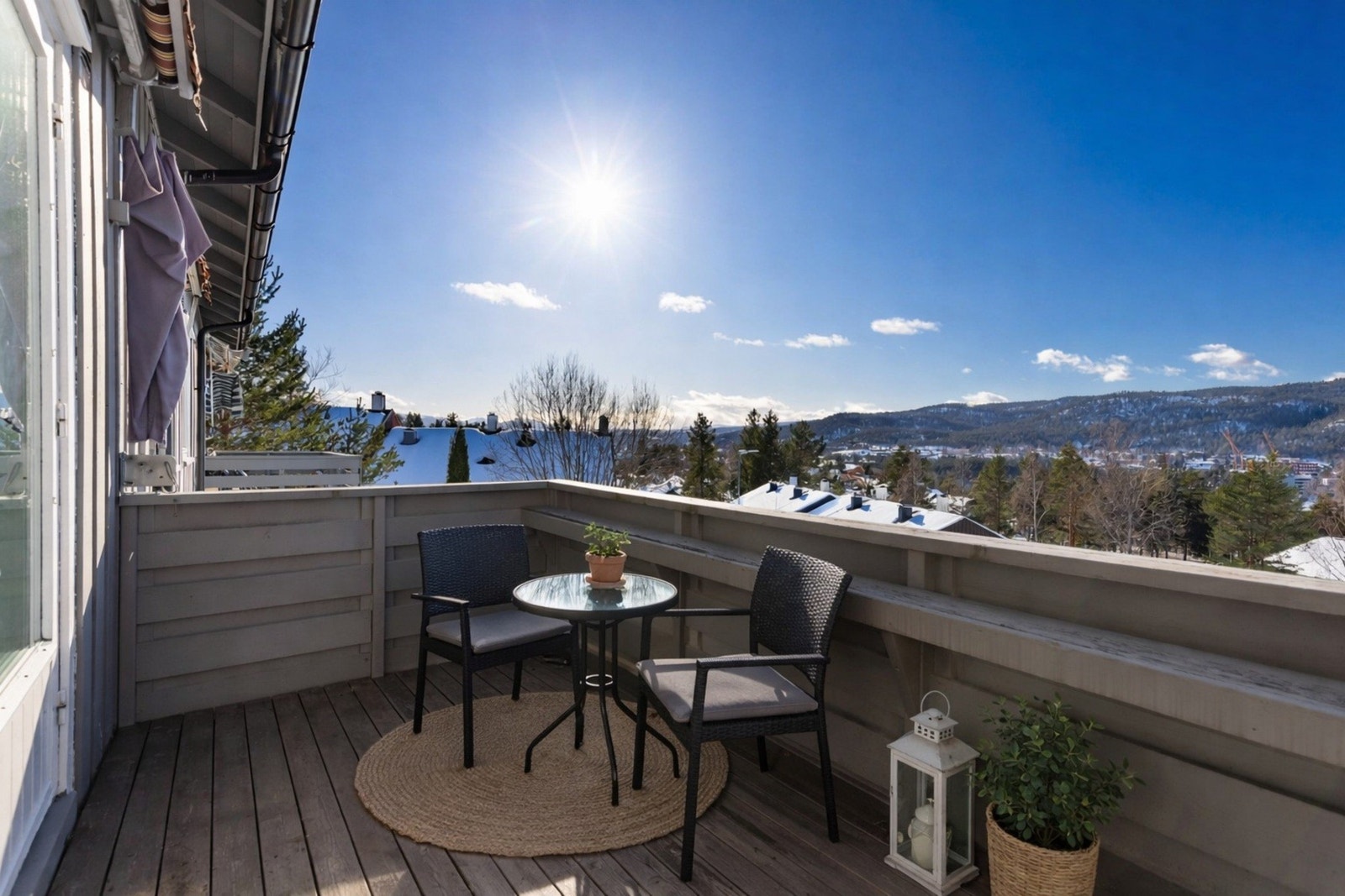 Fra stuen er det utgang til en vestvendt og solrik balkong på ca. 6 kvm, med flott utsikt mot Funkelia og de omkringliggende åsene. Galleribilde