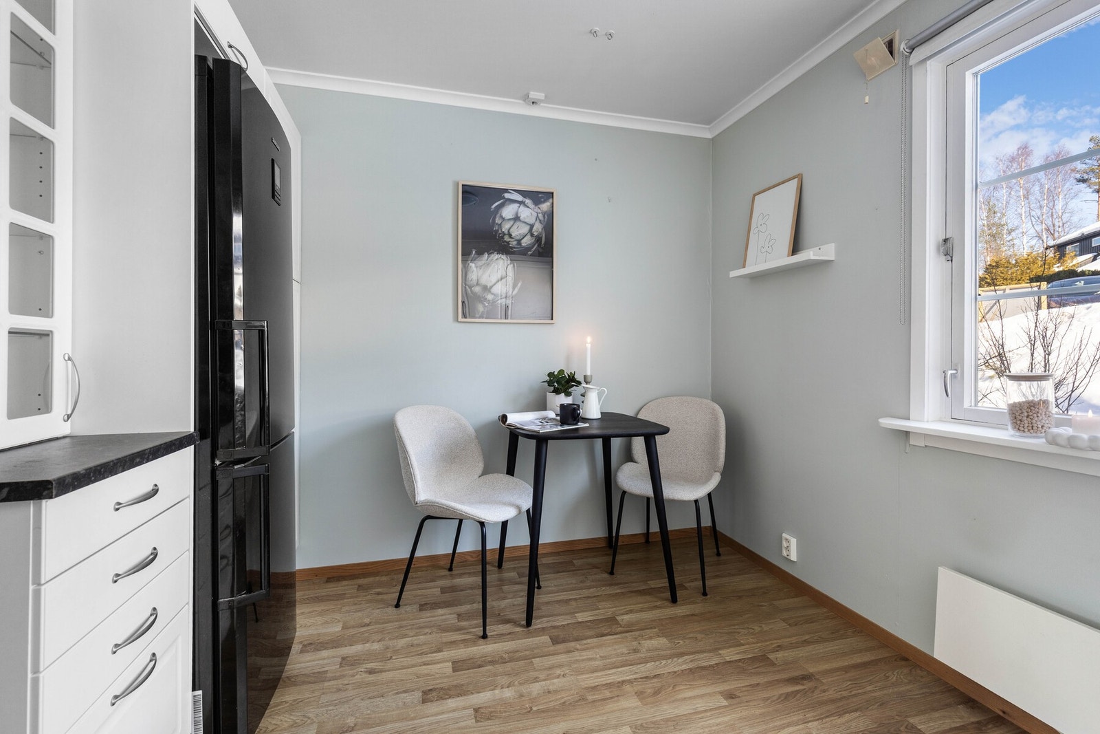 Et høyt vitrineskap med belysning gir både praktisk oppbevaring og et dekorativt preg. Galleribilde