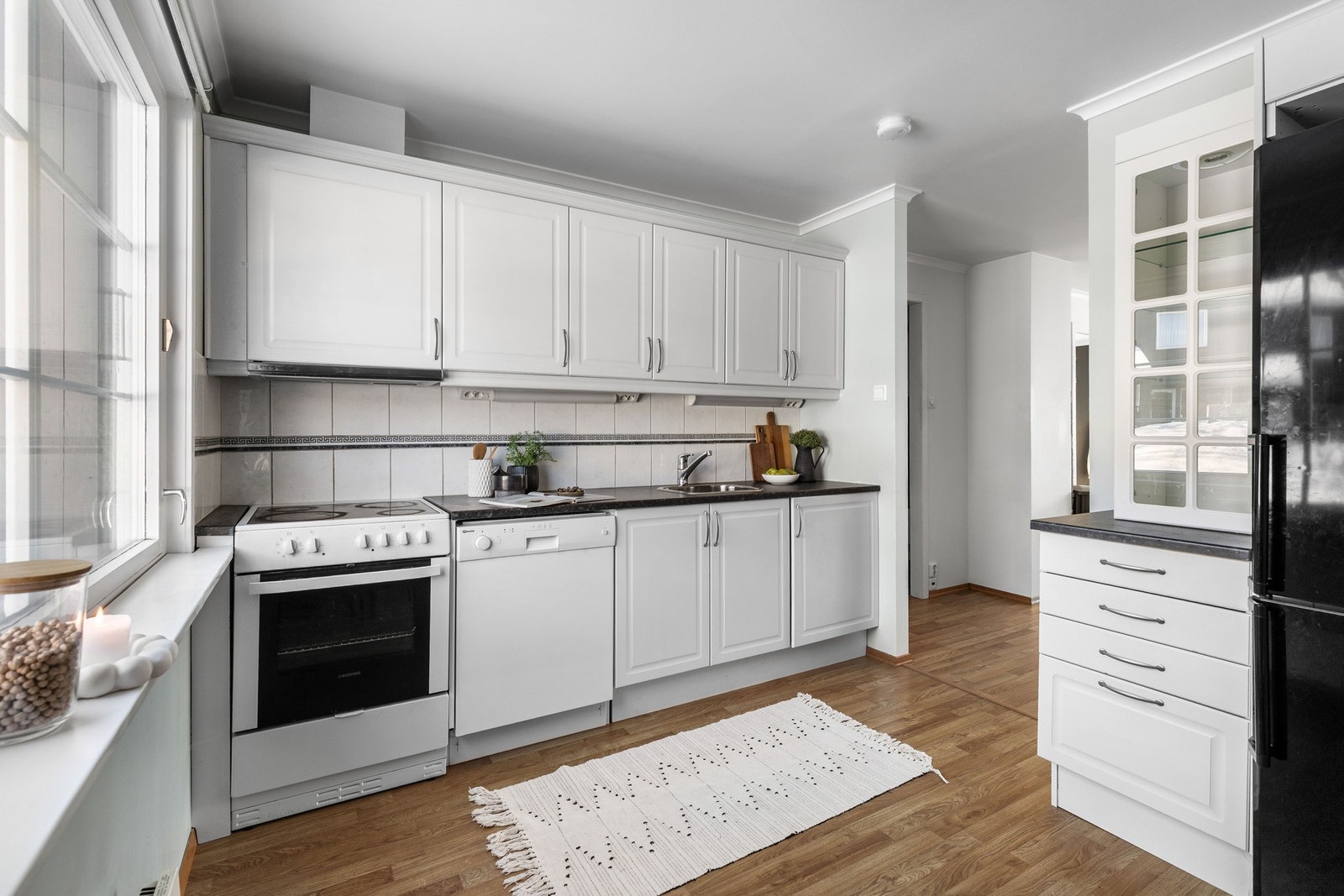 Kjøkkenet ligger i et eget rom og har en hyggelig spiseplass ved vinduet. Galleribilde