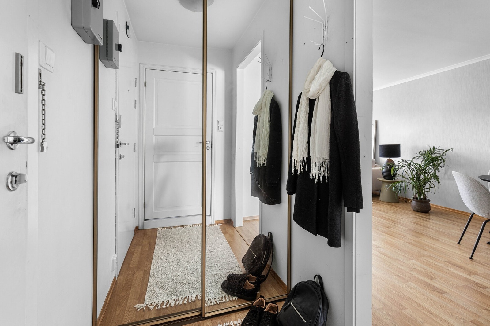 Leiligheten har adkomst fra bakkeplan via felles trapperom, og åpner seg inn til en lys og hyggelig entré. Galleribilde