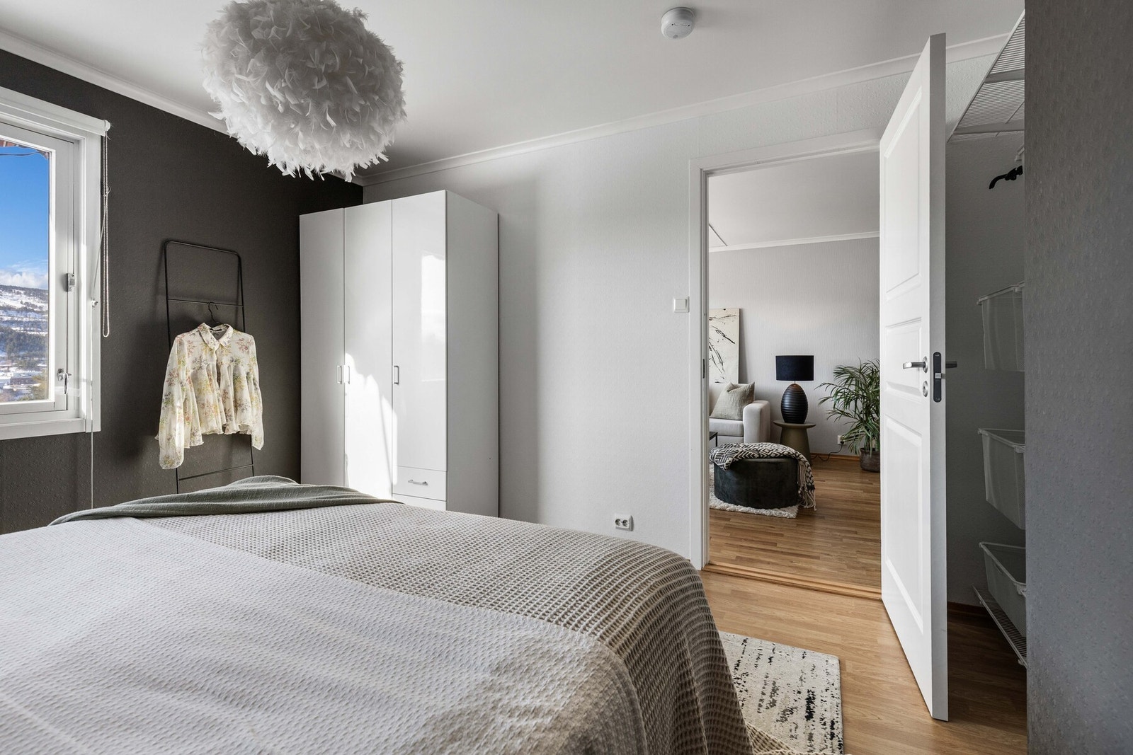 Veggene er malt i en grå/sort nyanse, mens gulvet er belagt med parkett. Galleribilde