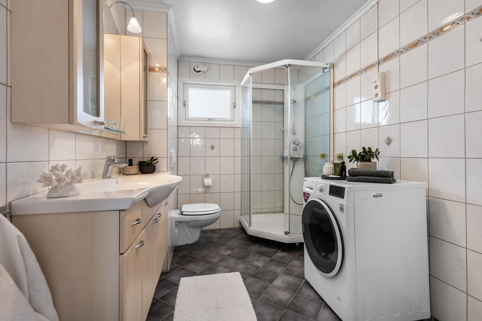 Badet ble oppgradert i 2004 og er flislagt med mørke fliser på gulvet og lyse fliser på veggene, dekorert med et dekorbord. Galleribilde