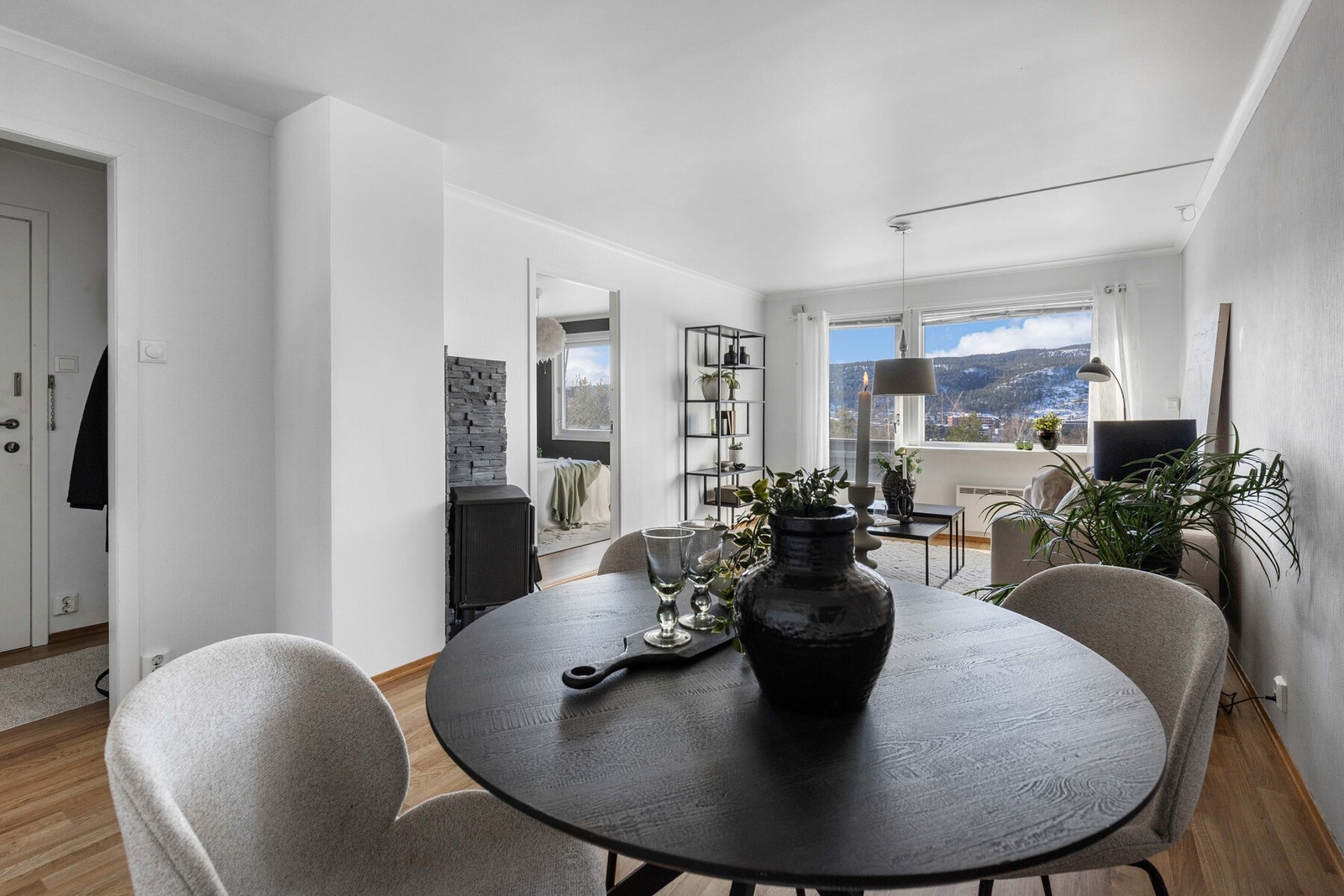 Fra stuen er det utgang til en vestvendt balkong med gode solforhold og markise som også gir behagelig solskjerming inn i leiligheten. Galleribilde