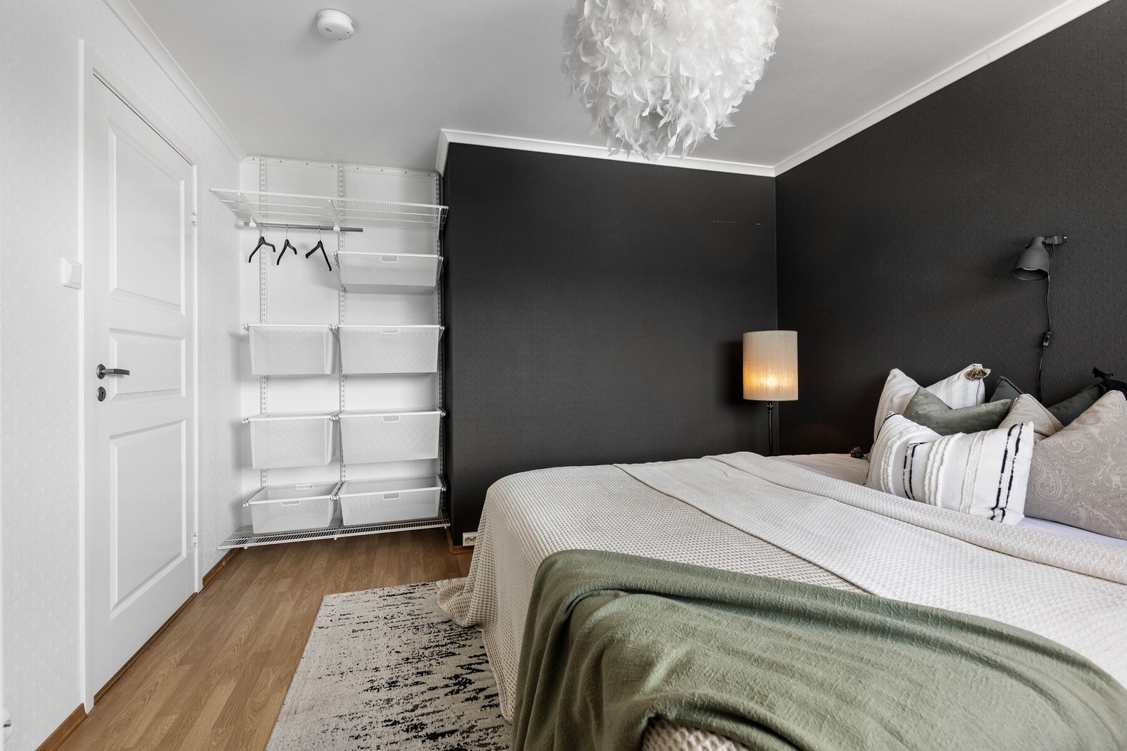 Rommet har god plass til dobbeltseng med tilhørende nattbord. Galleribilde