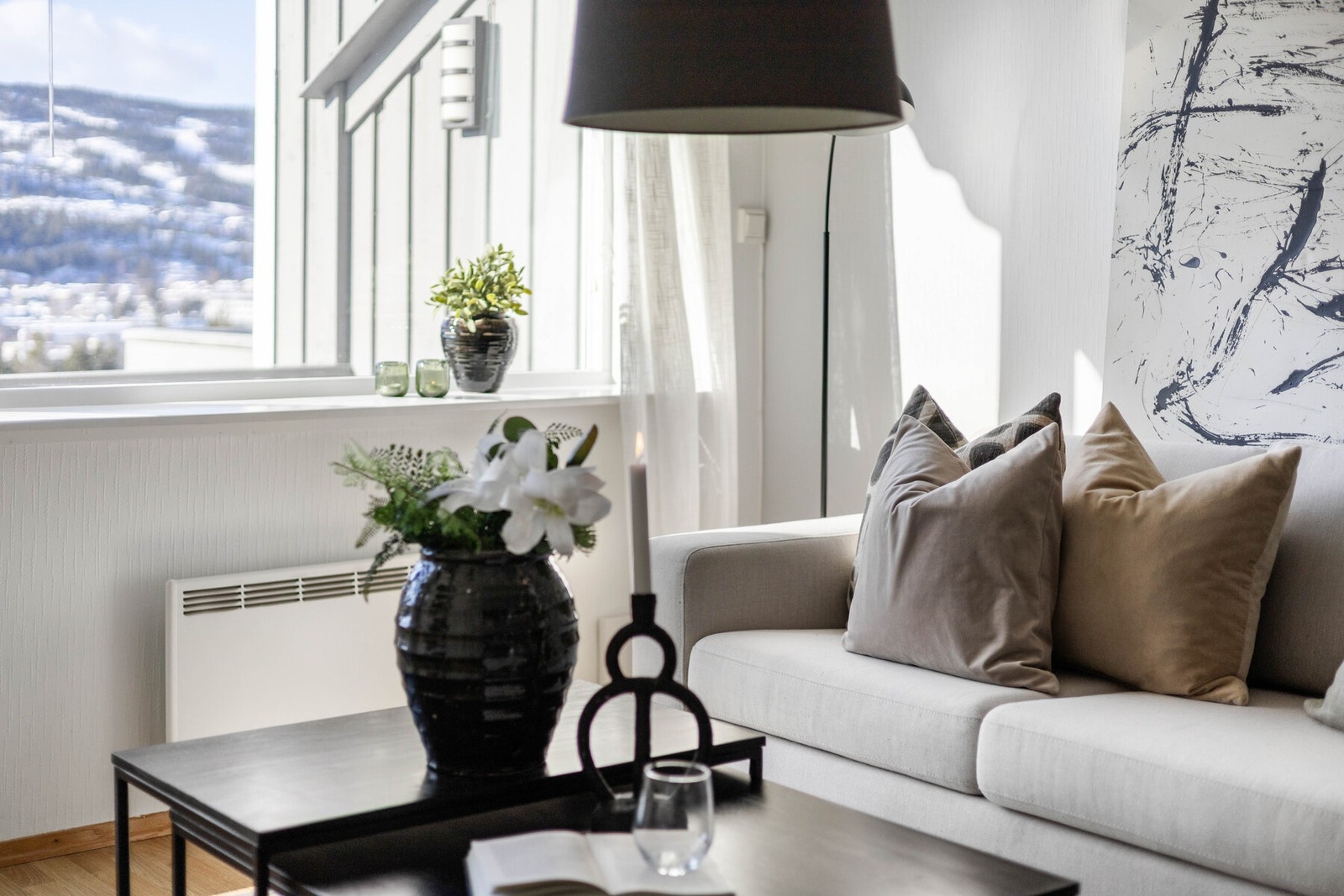 Store vindusflater gir godt med naturlig lys, og sammen med vinduet fra kjøkkenet bidrar dette til en luftig og åpen romfølelse. Galleribilde