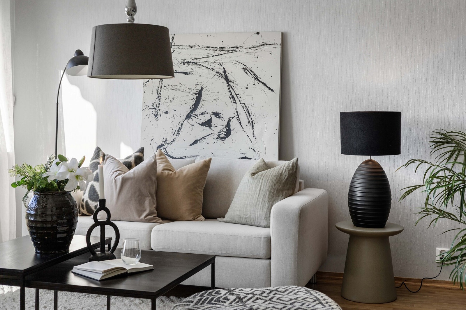 Stuen fremstår som lys og innbydende, med god plass til både sofagruppe og spisebord. Galleribilde