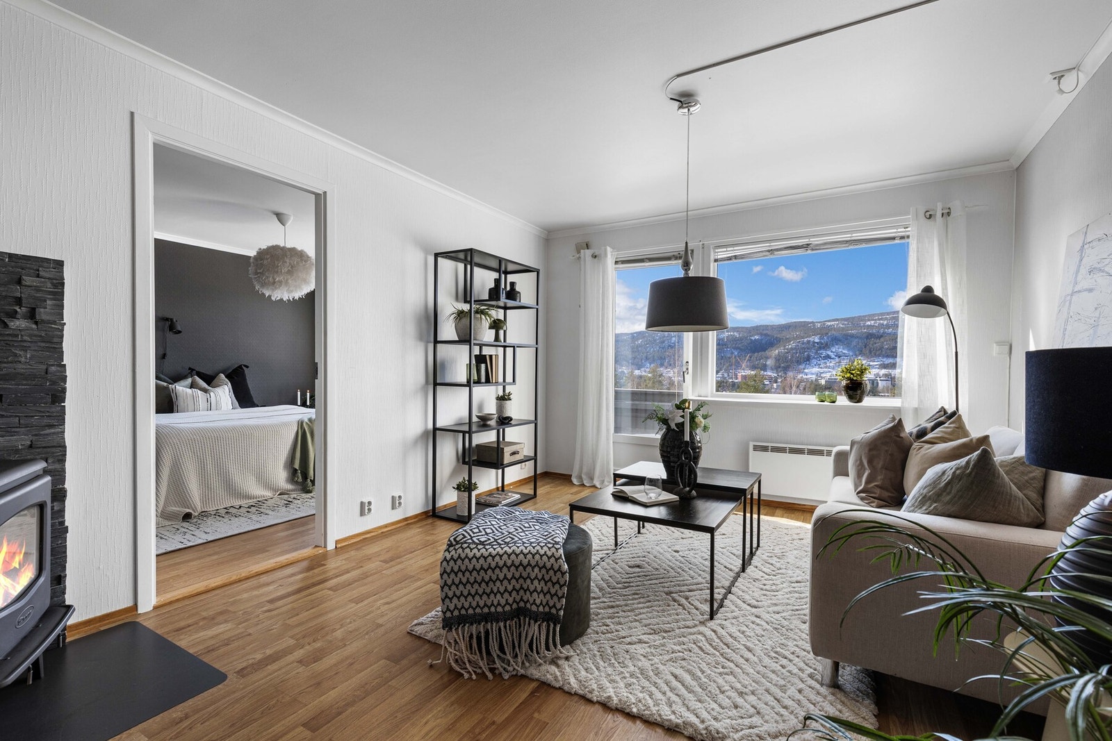 Vegger og himling er malt i hvitt, og gulvet er belagt med parkett. Galleribilde