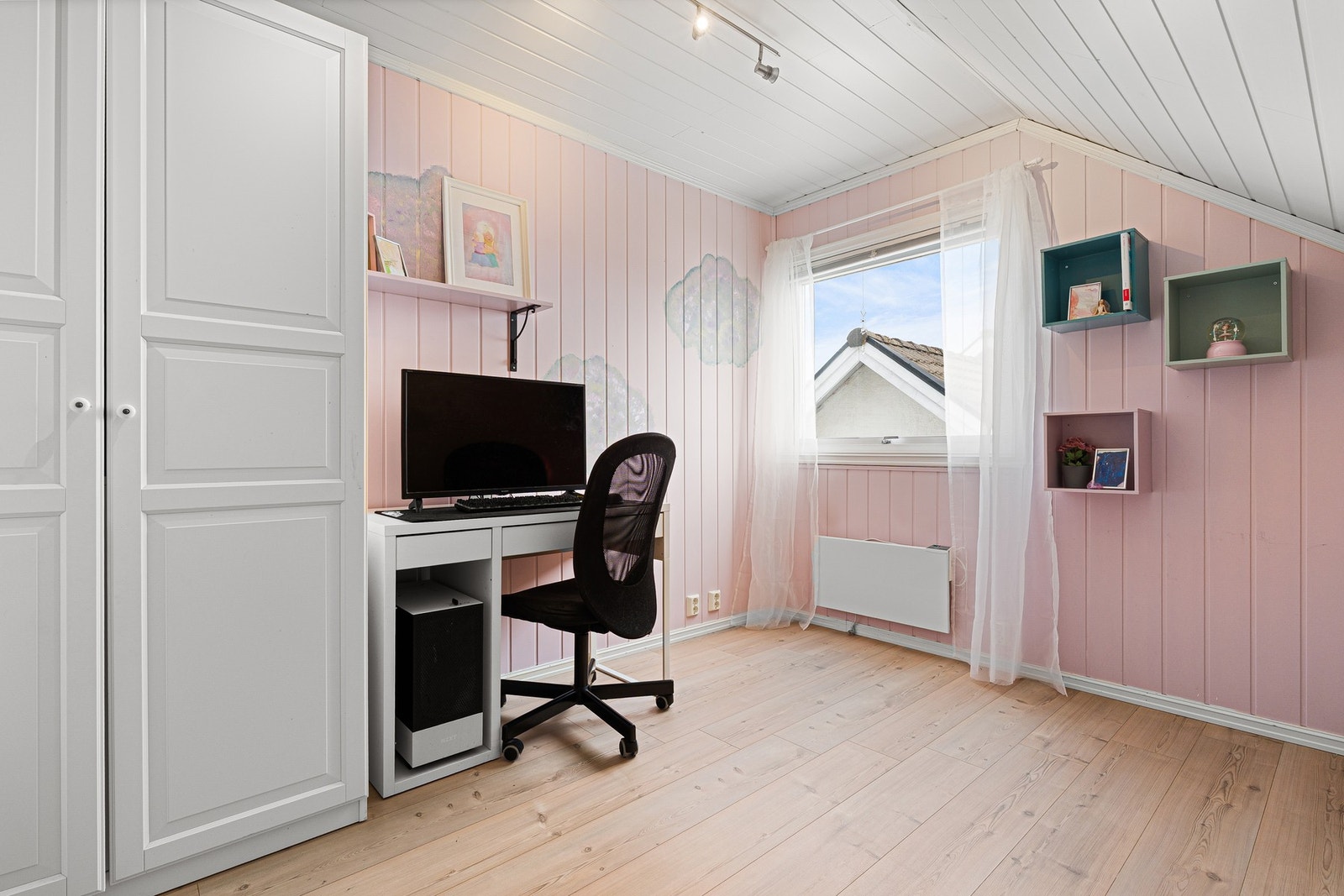 Innredet med garderobeskap. Galleribilde