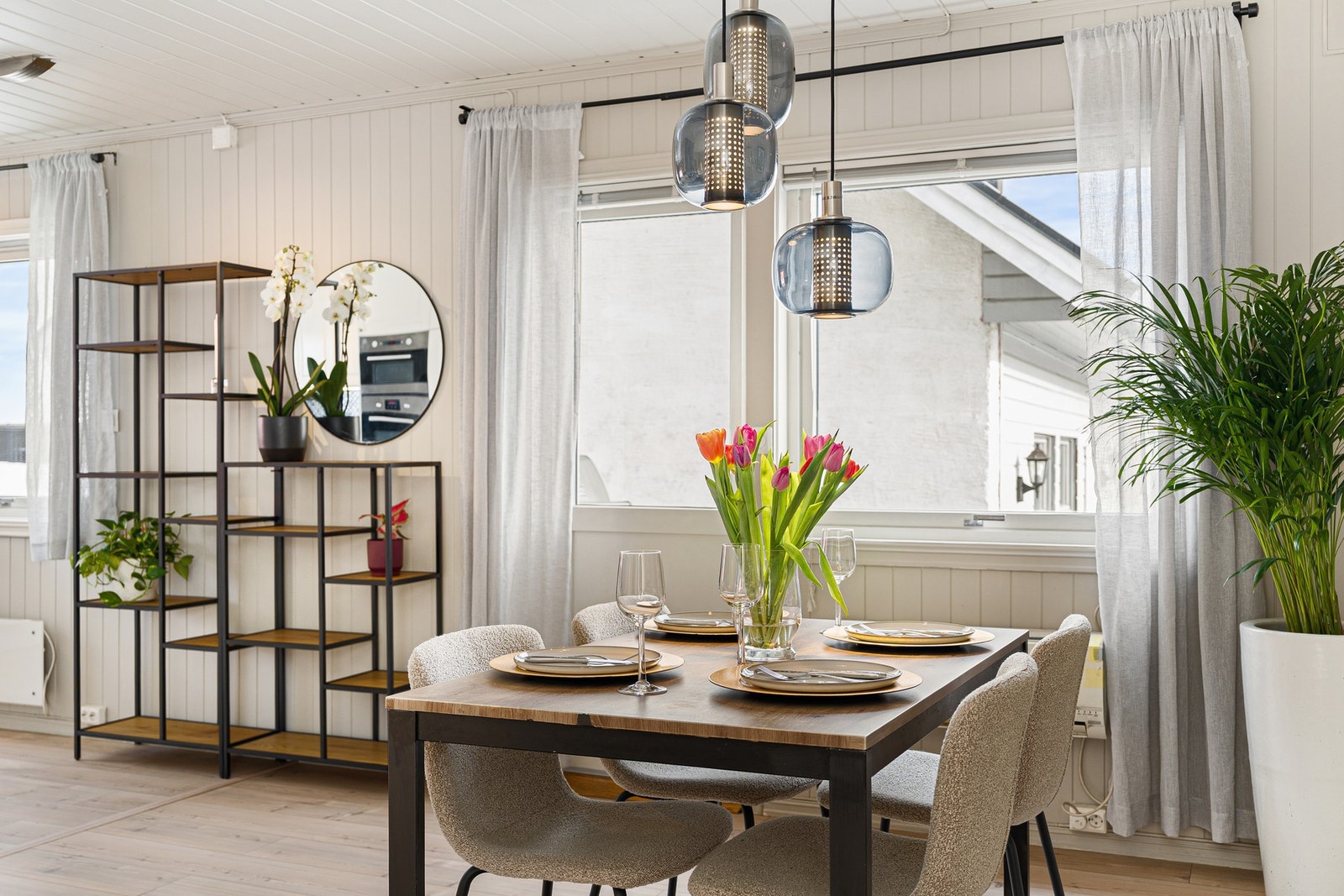 Fra stuen er det utgang til terrasse med direkte tilgang på hage. Galleribilde