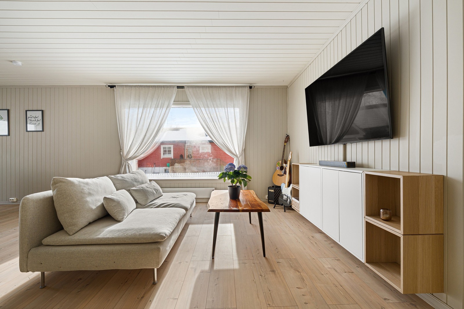 De store vindusflatene gir rikelig med naturlig lysinnslipp fra flere vinkler. Galleribilde