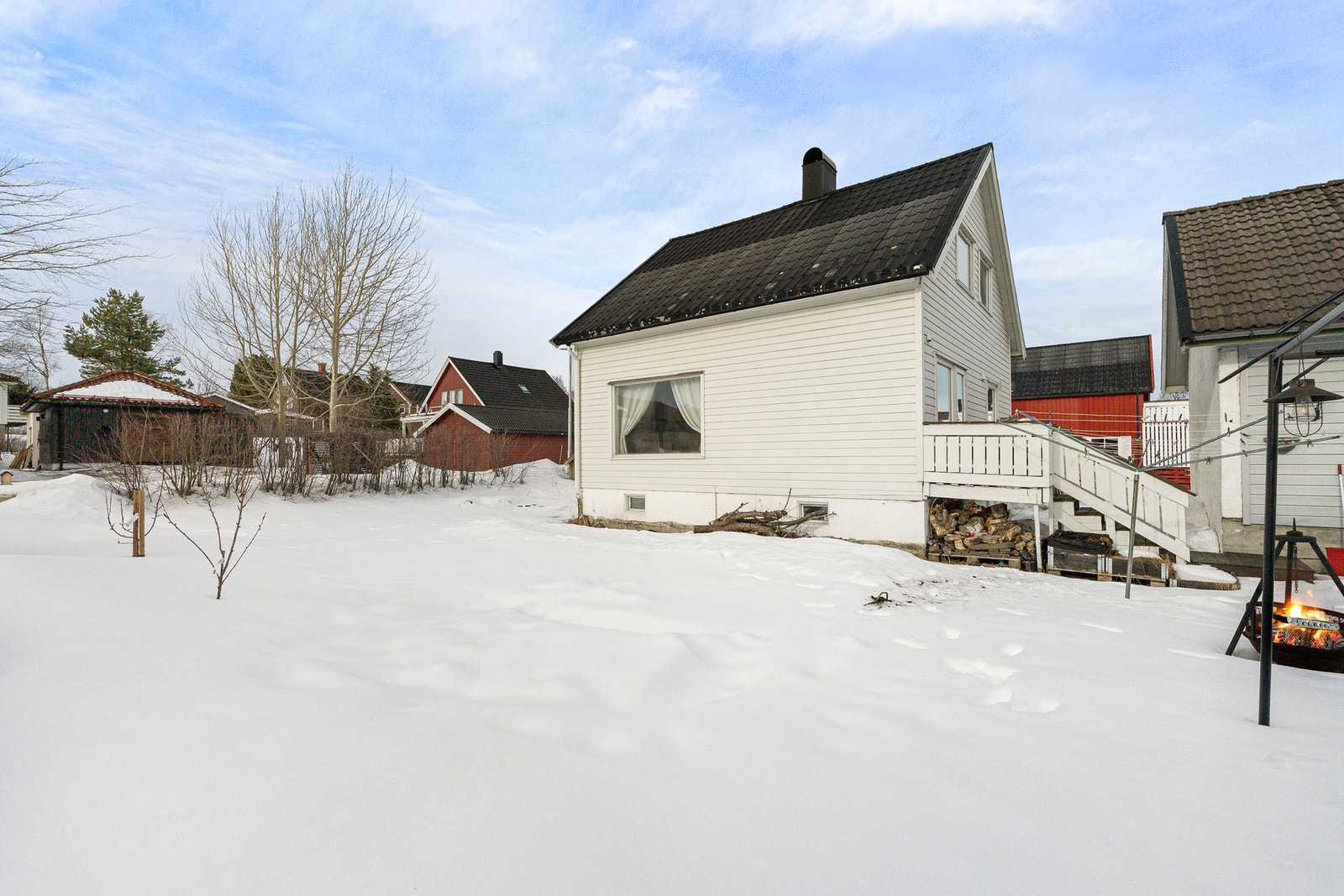 Pent opparbeidet hage med svært gode muligheter for sittegrupper. Galleribilde